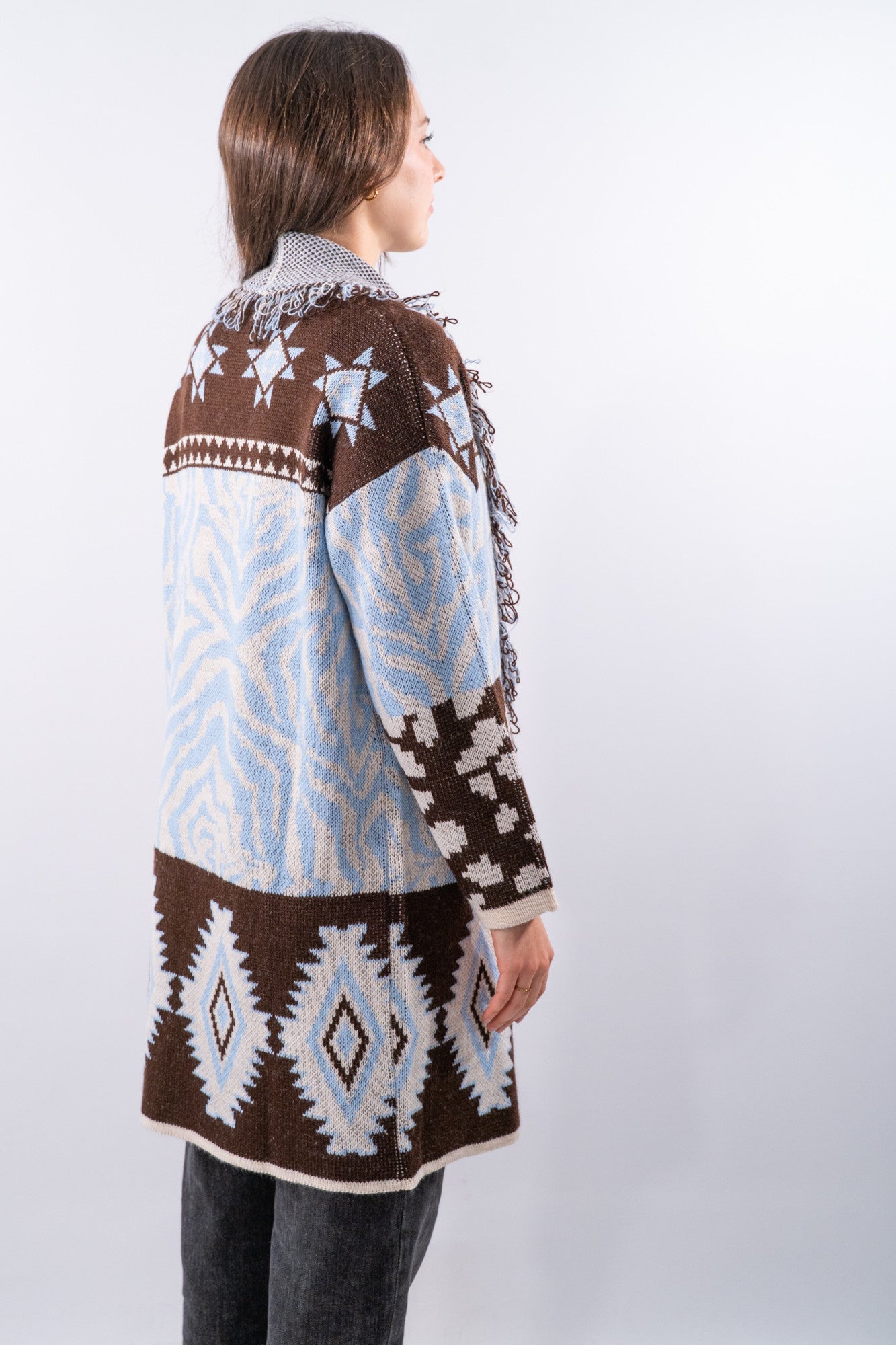 Cardigan lungo in maglia jacquard con profili frangiati