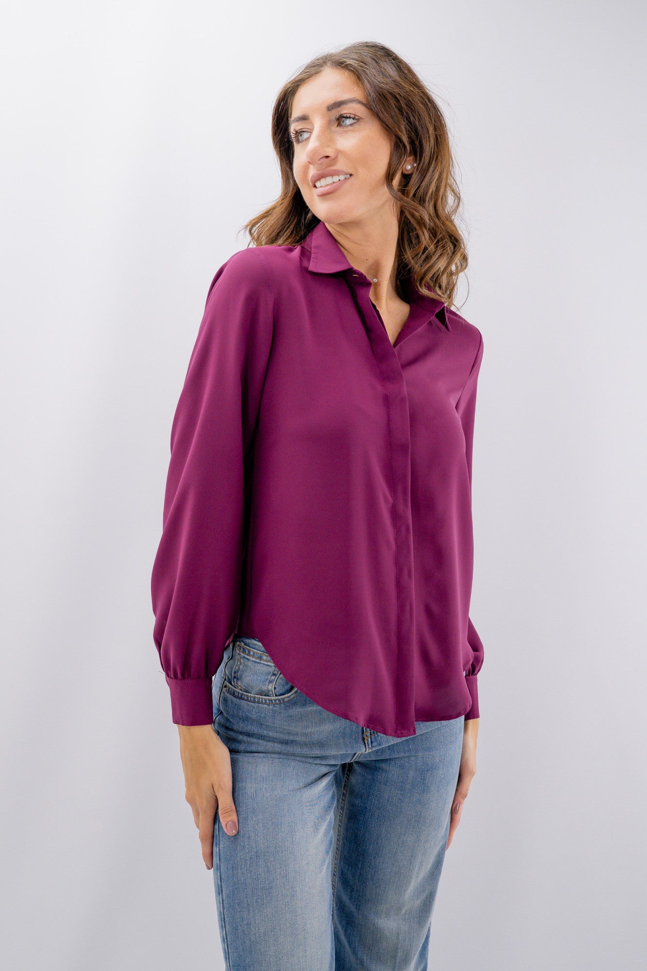 Camicia effetto raso elegante ed essenziale