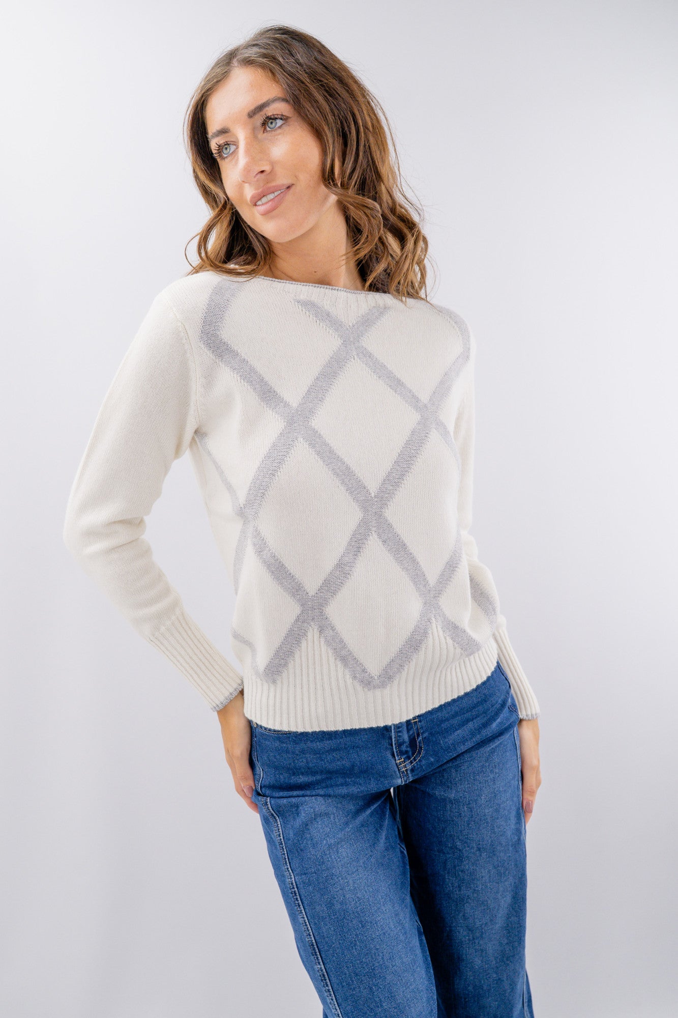 Maglioncino girocollo in misto lana e cashmere con rombi intarsiati