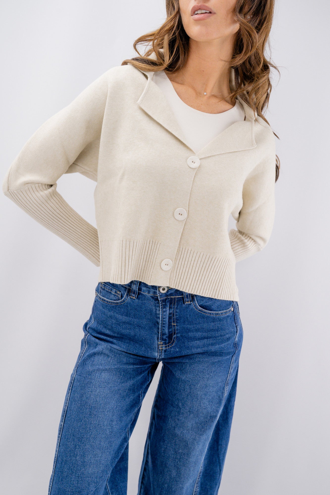 Cardigan corto con collo a revers e maxi bottoni