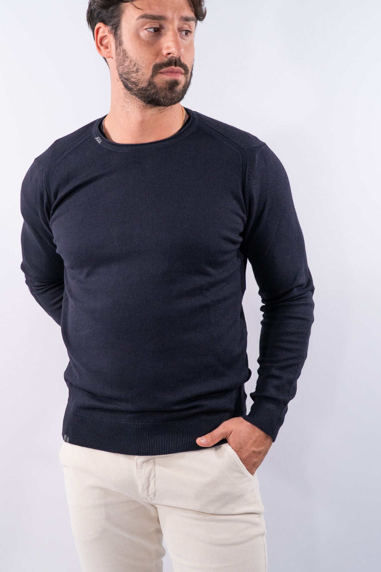 Maglia girocollo con toppe e ricamo decorativo