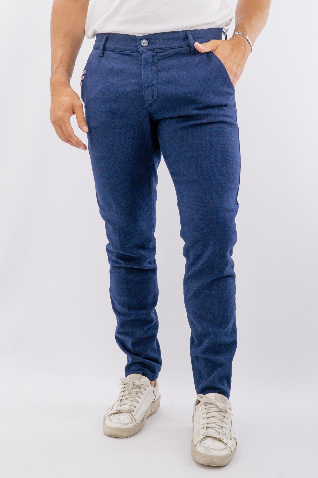 Pantalone basico con linea asciutta e dettaglio bottoncini