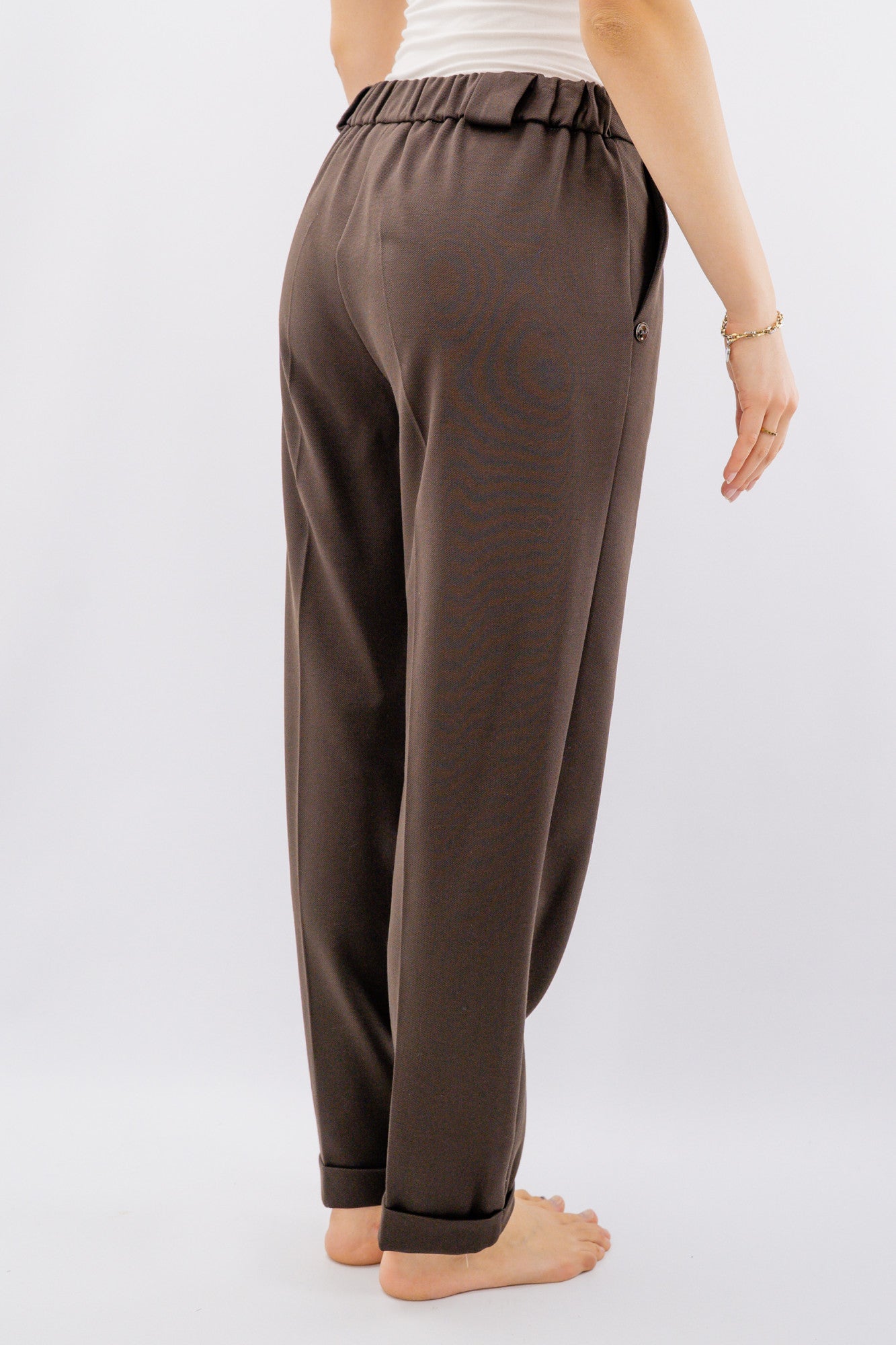 Pantalone con risvolto sul fondo