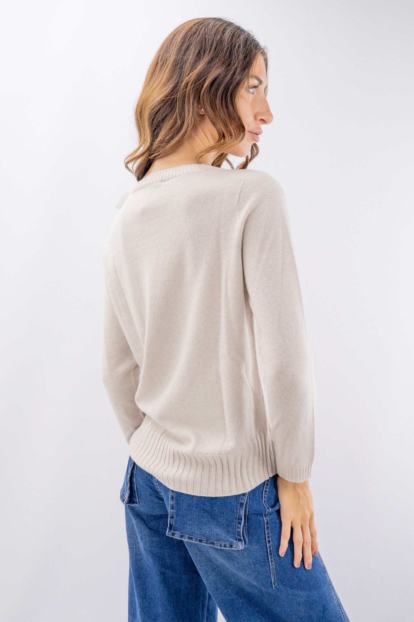Maglia sportiva con collo barchetta e polsi a coste