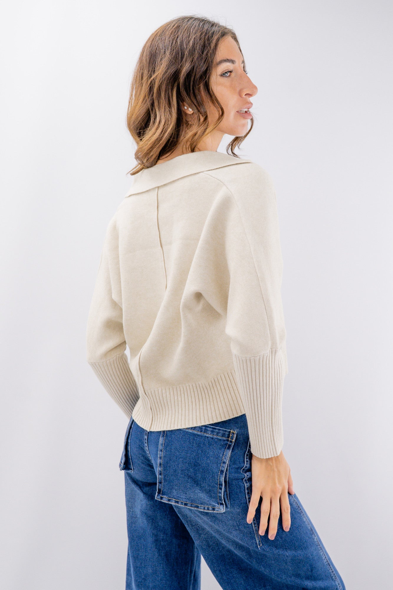 Cardigan corto con collo a revers e maxi bottoni
