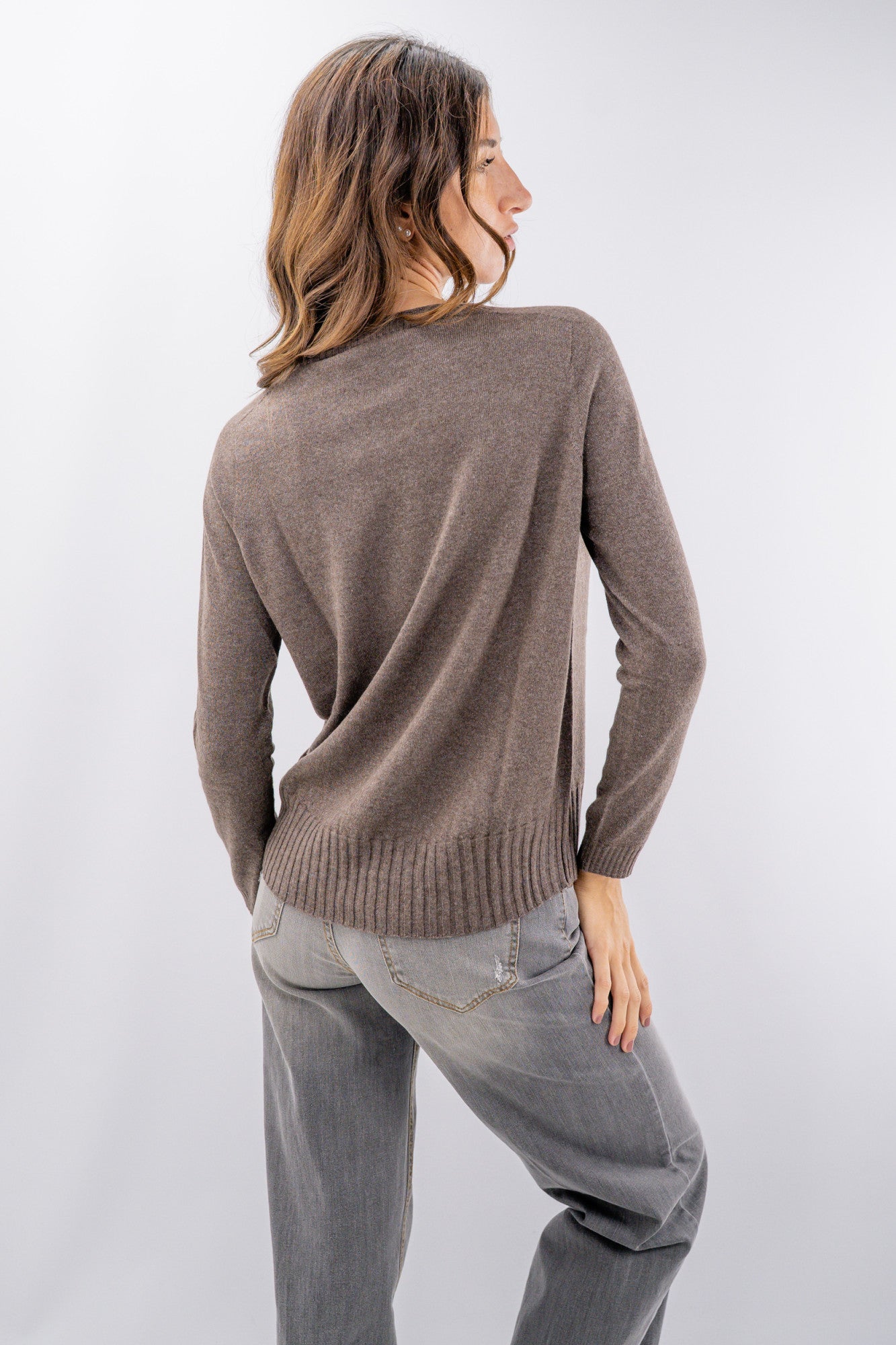 Maglia sportiva con collo barchetta e polsi a coste
