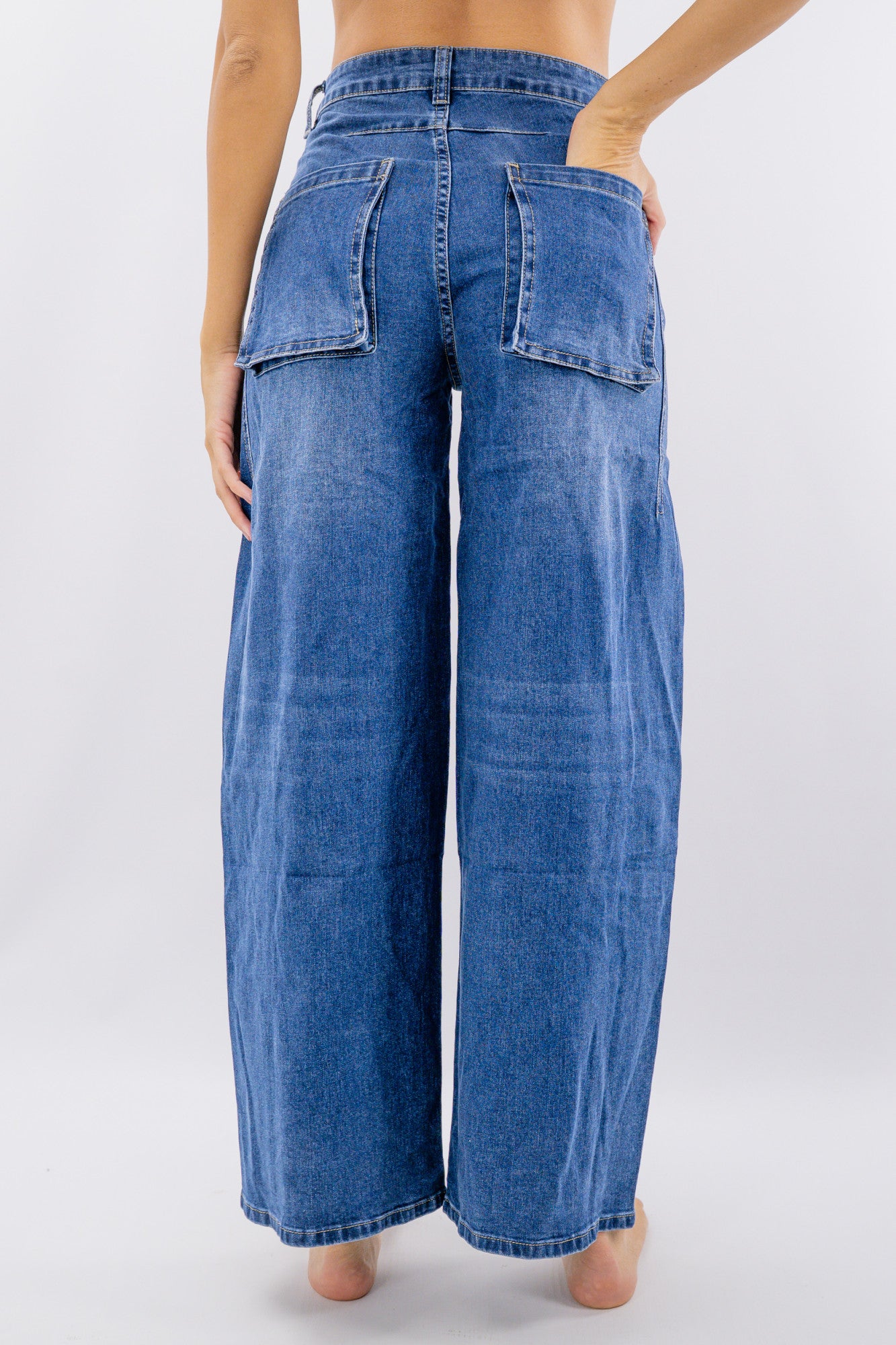 Jeans wide leg con tasche sovrapposte e tagli sagomati