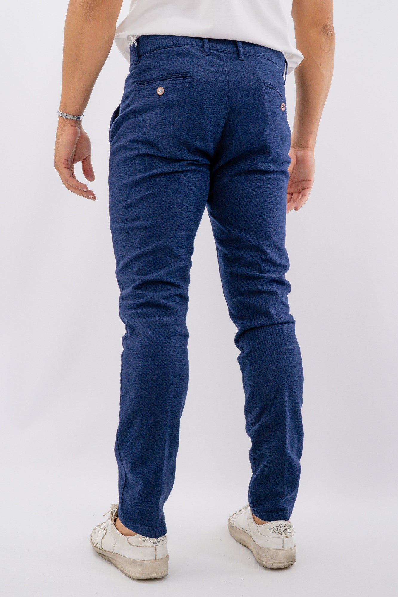 Pantalone basico con linea asciutta e dettaglio bottoncini