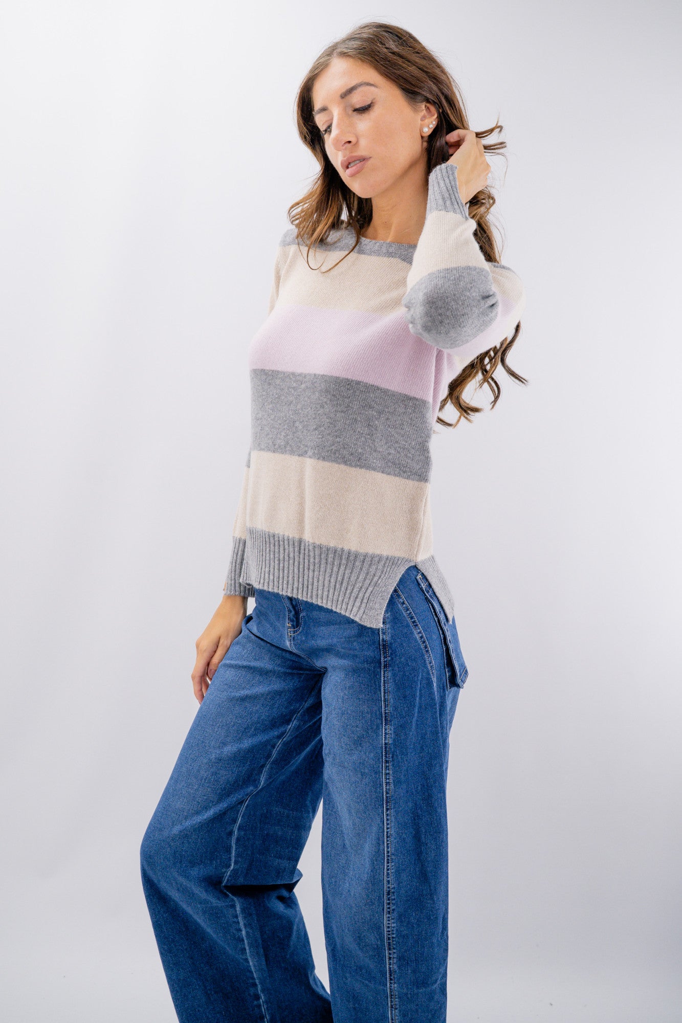 Maglioncino a righe dritto in calda lana e cashmere con spacchi