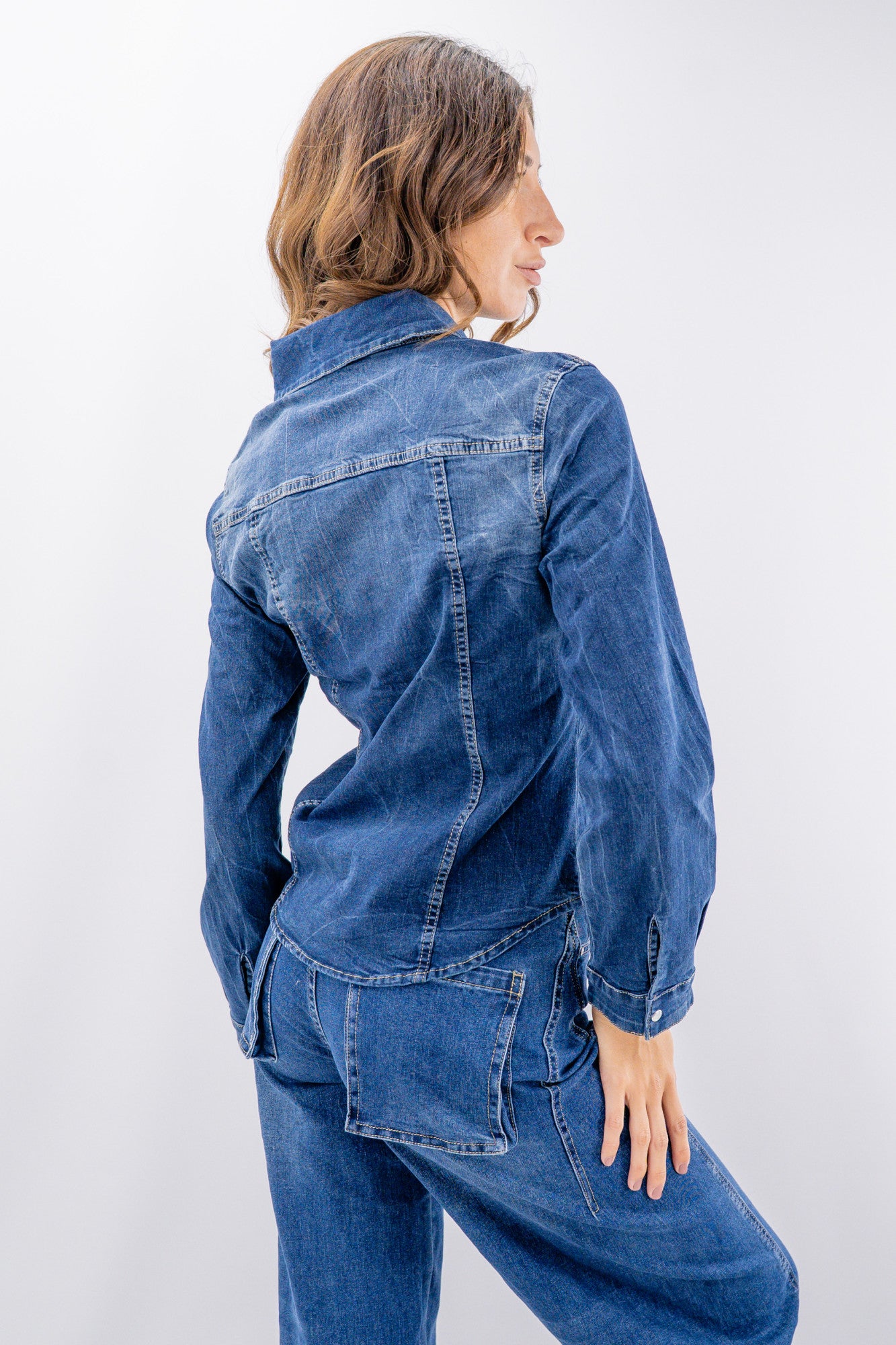 Camicia in denim con bottoni e taschini
