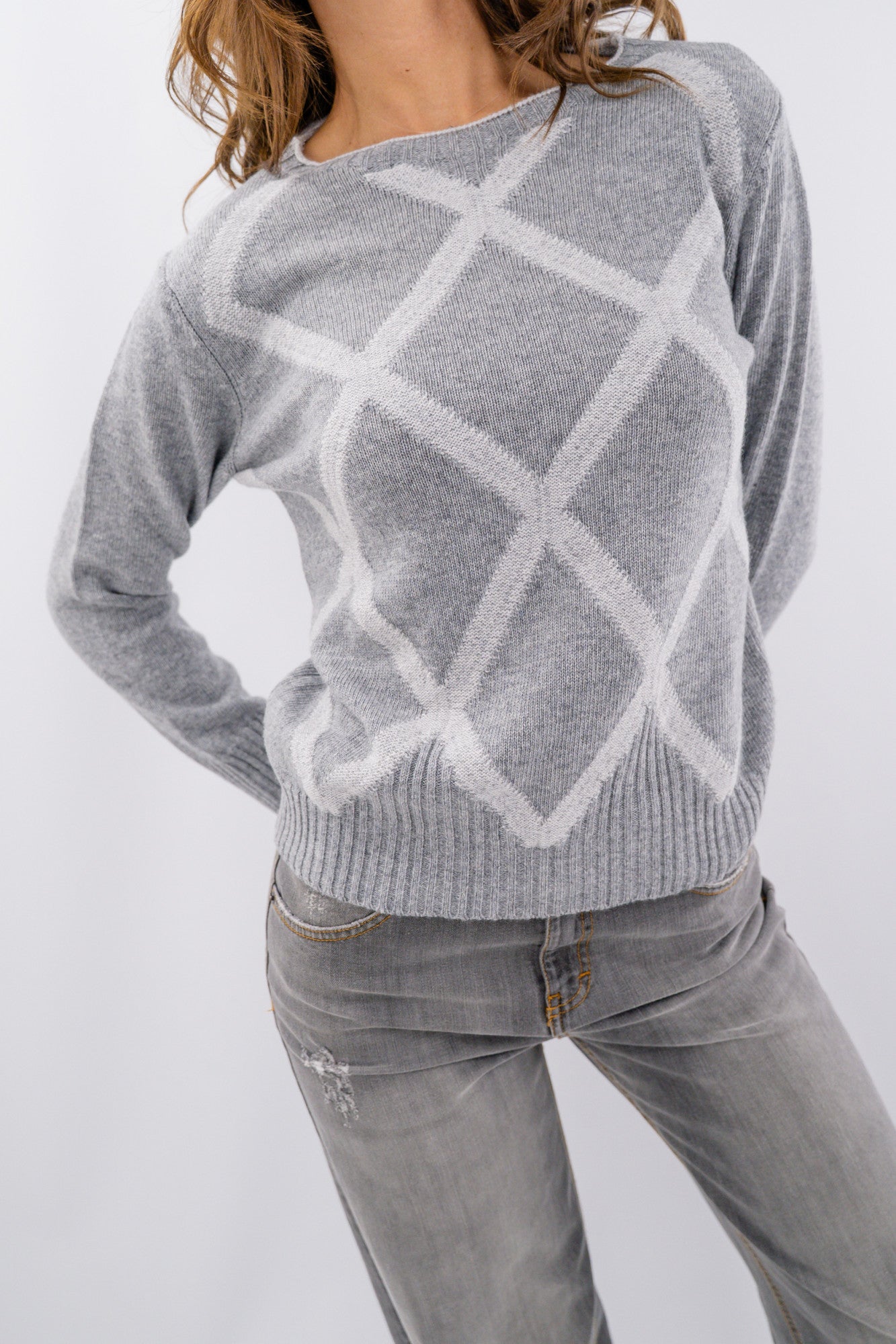 Maglioncino girocollo in misto lana e cashmere con rombi intarsiati