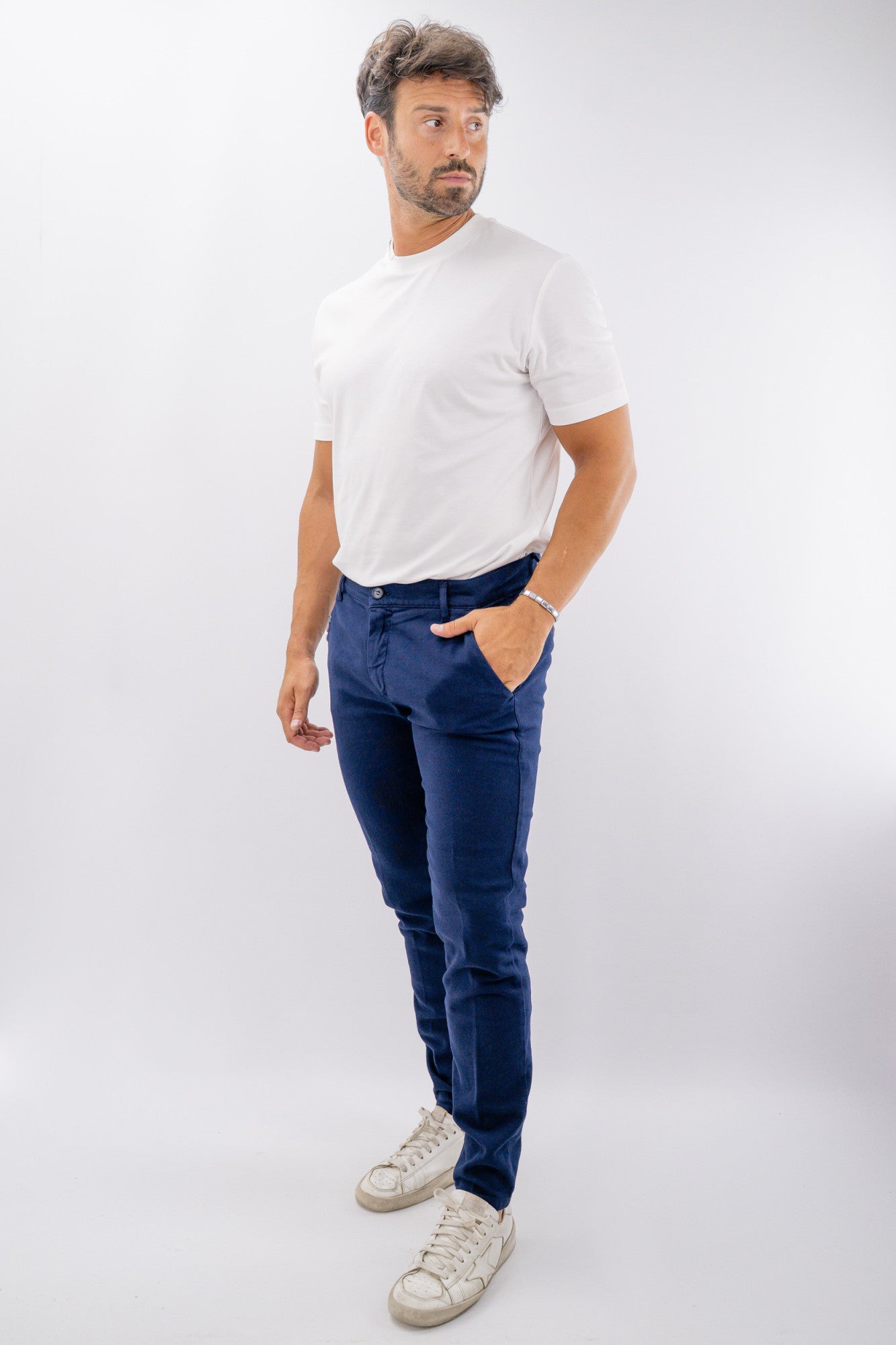 Pantalone basico con linea asciutta e dettaglio bottoncini