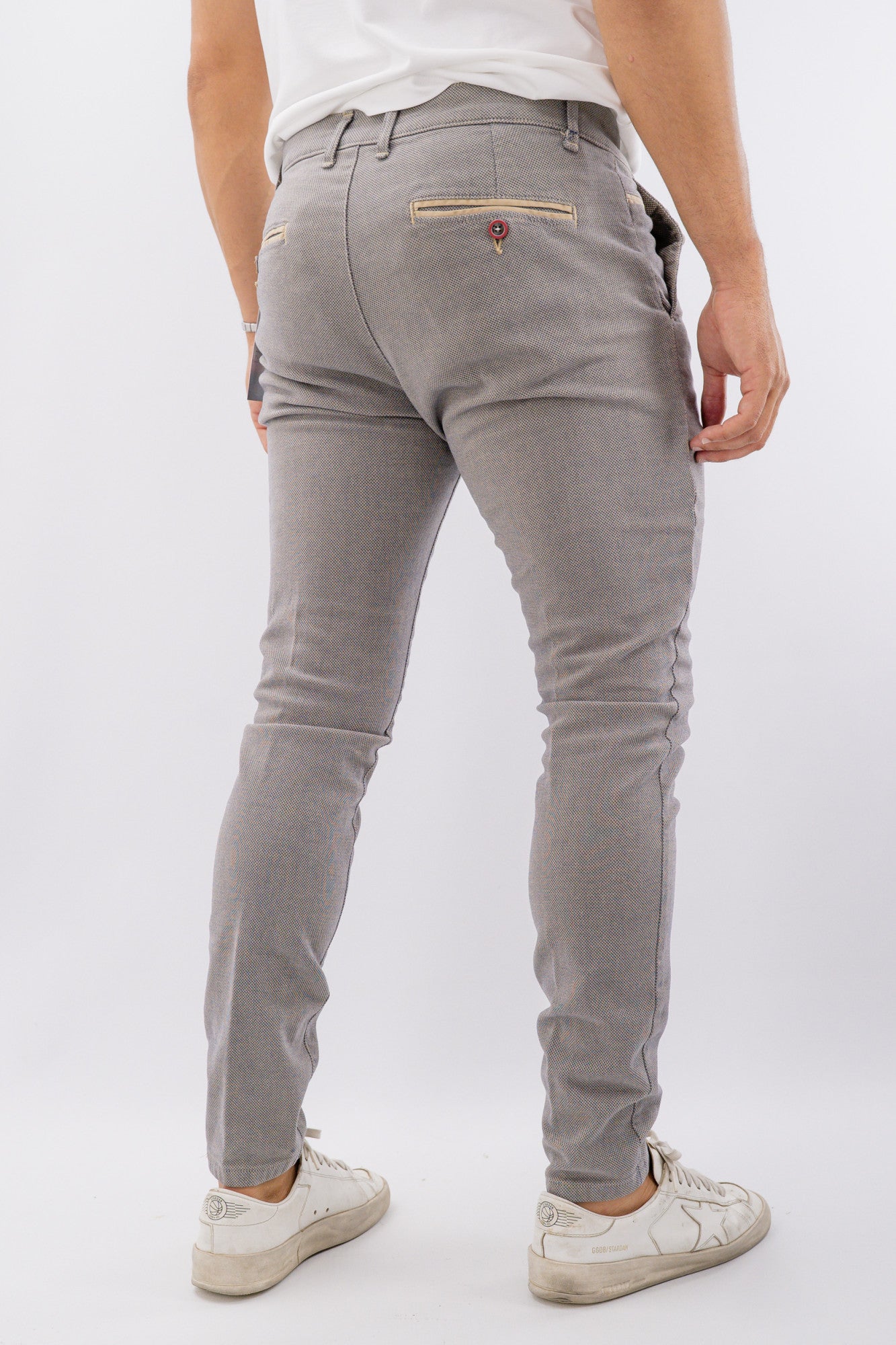 Pantalone basico con linea asciutta e dettaglio bottoncini