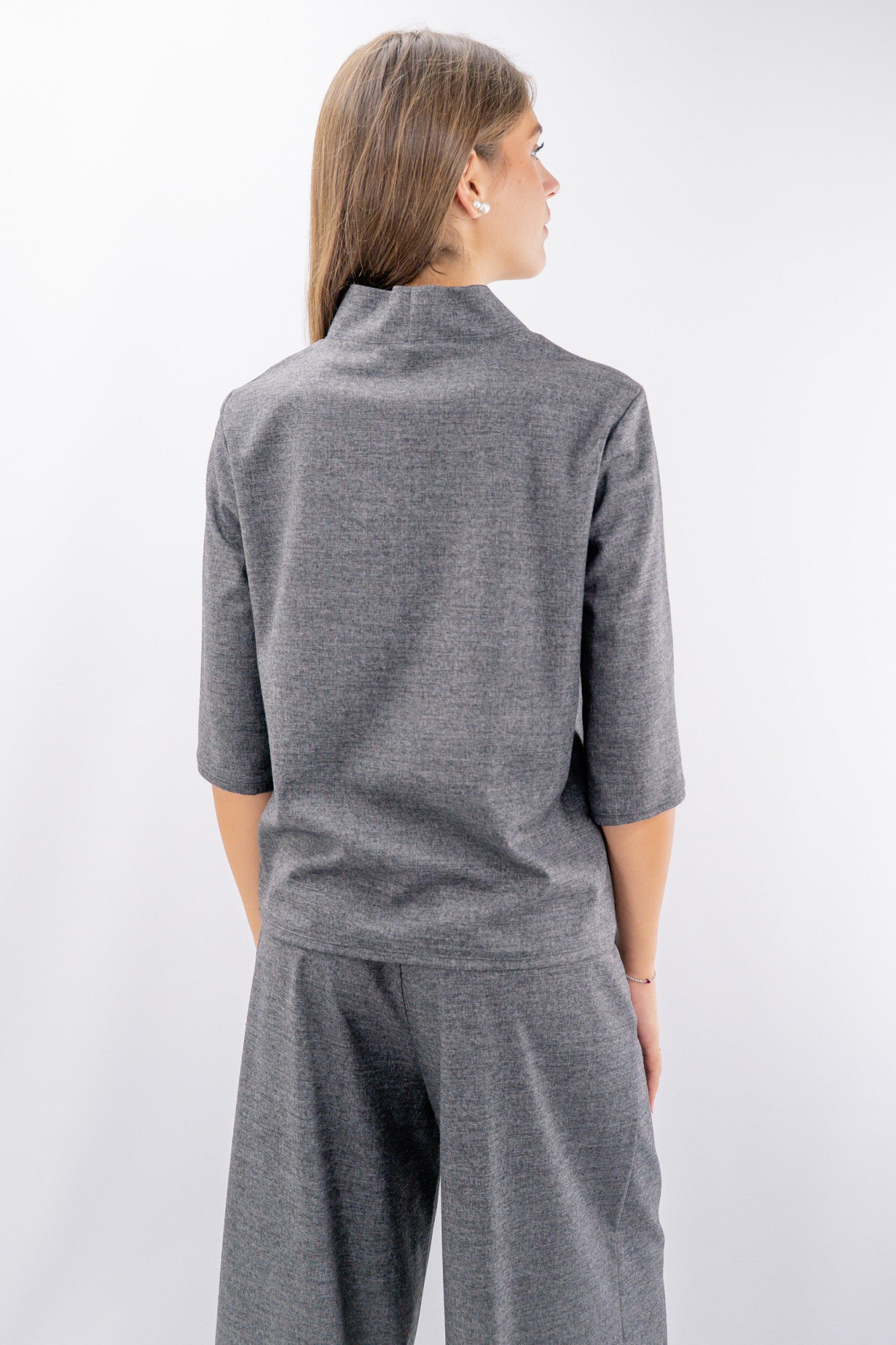 Blusa con collo rialzato e manica a tre quarti