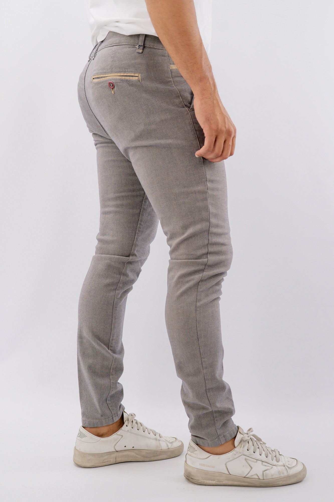 Pantalone basico con linea asciutta e dettaglio bottoncini