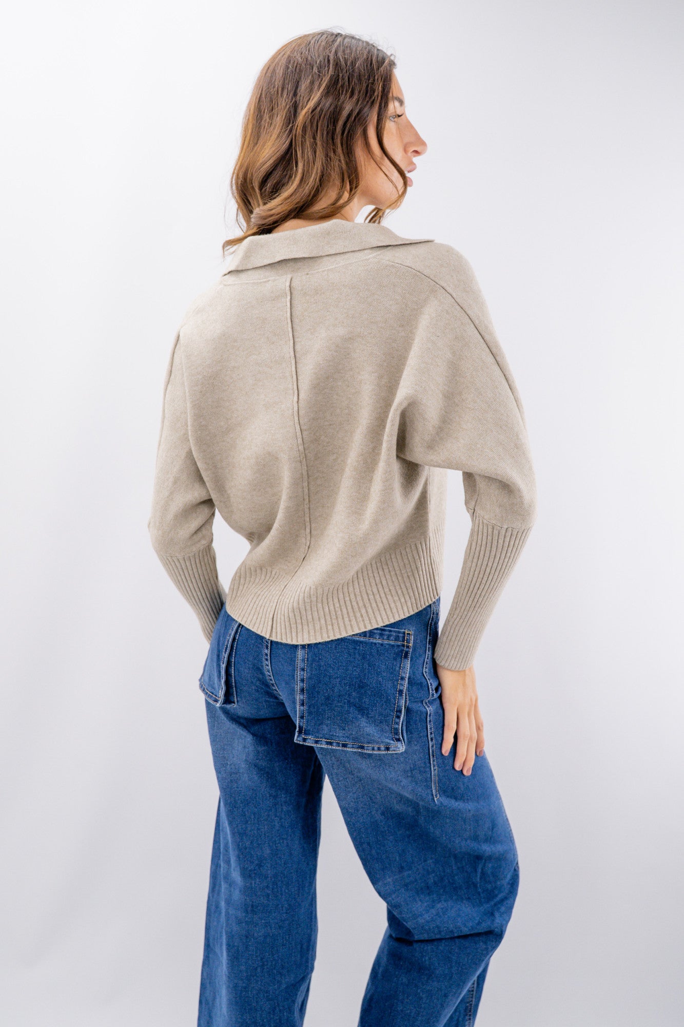 Cardigan corto con collo a revers e maxi bottoni