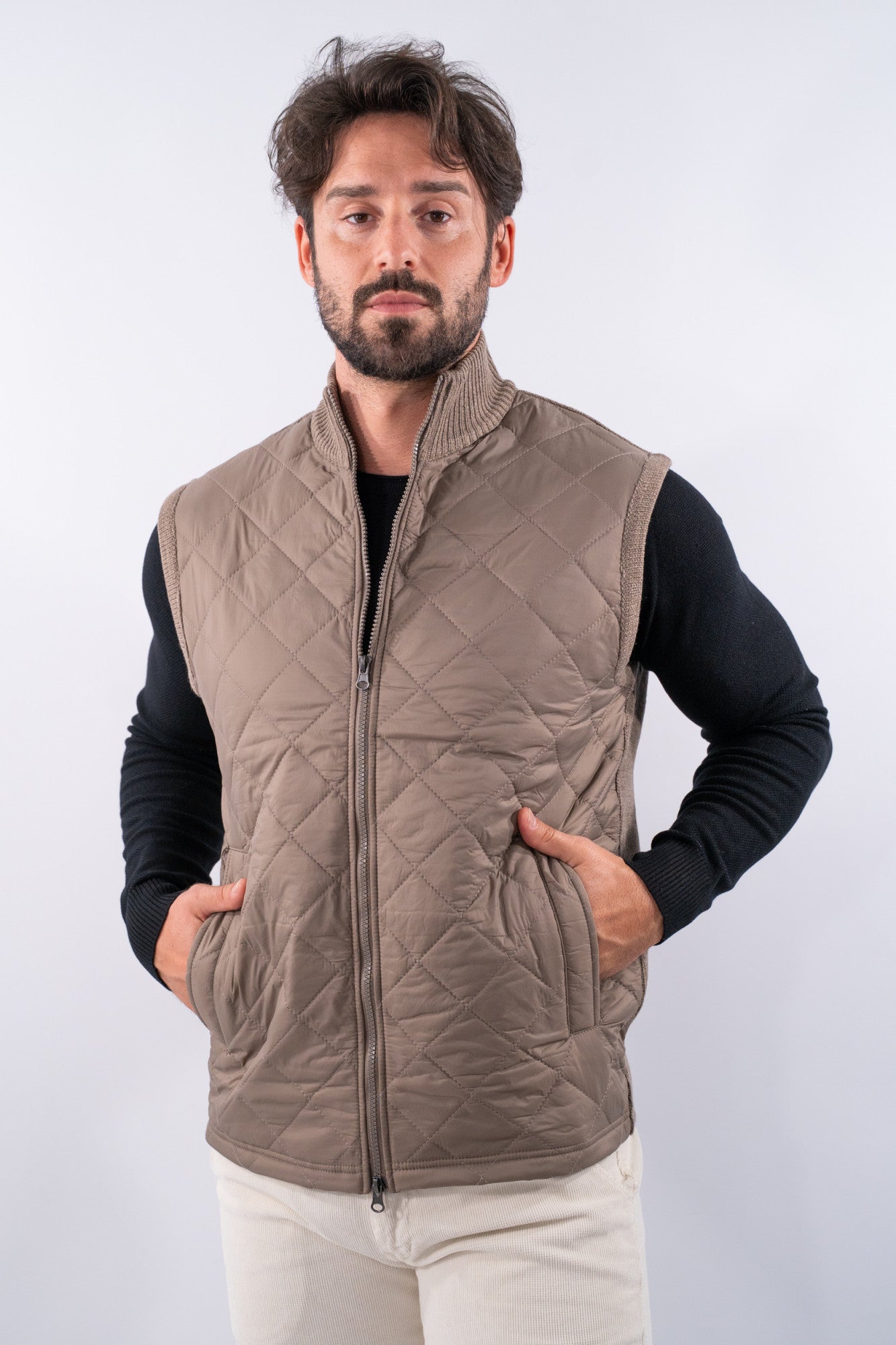 Gilet trapuntato con collo in maglia a coste