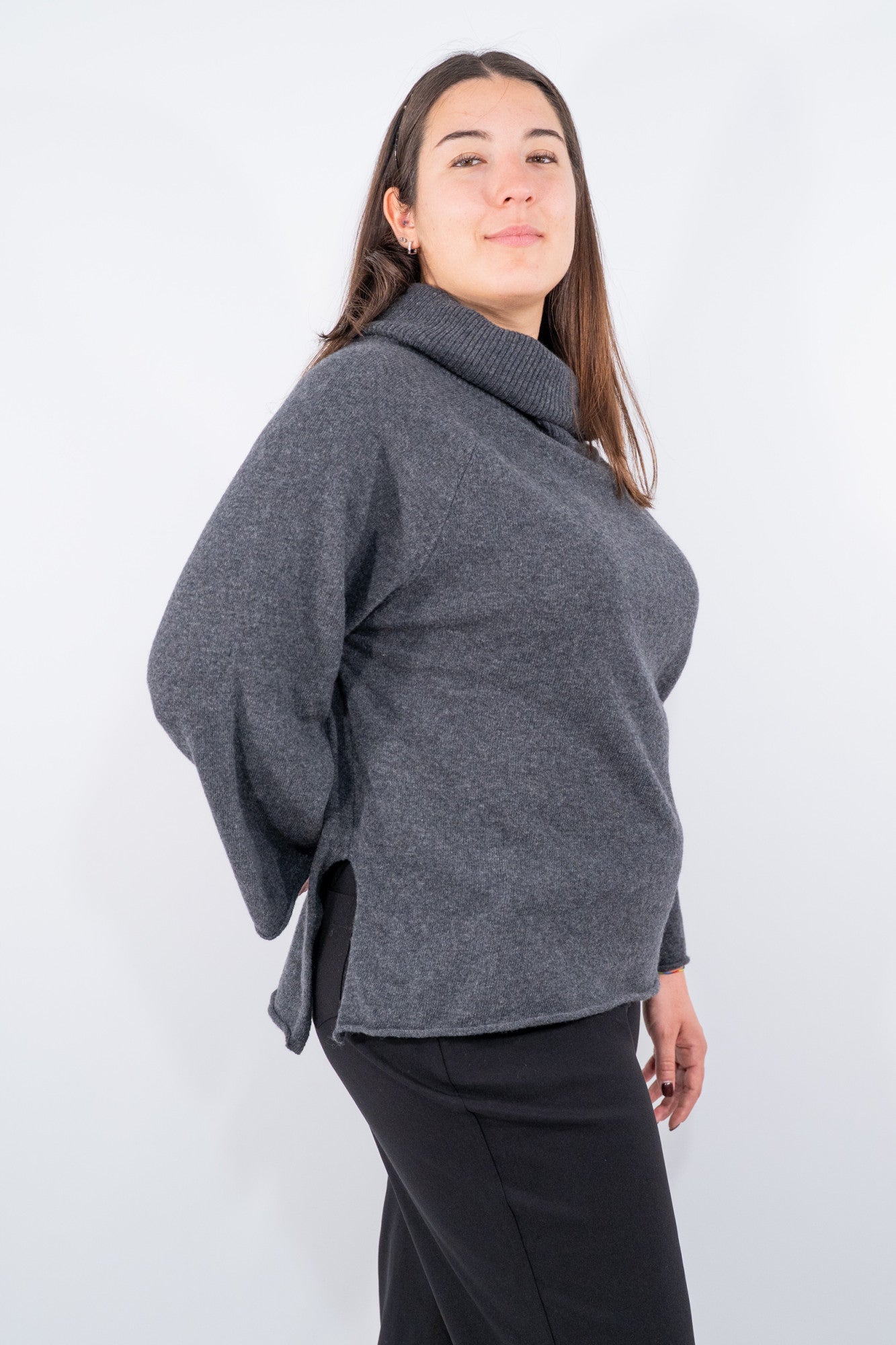 Maglia dolcevita morbida con manica ampia