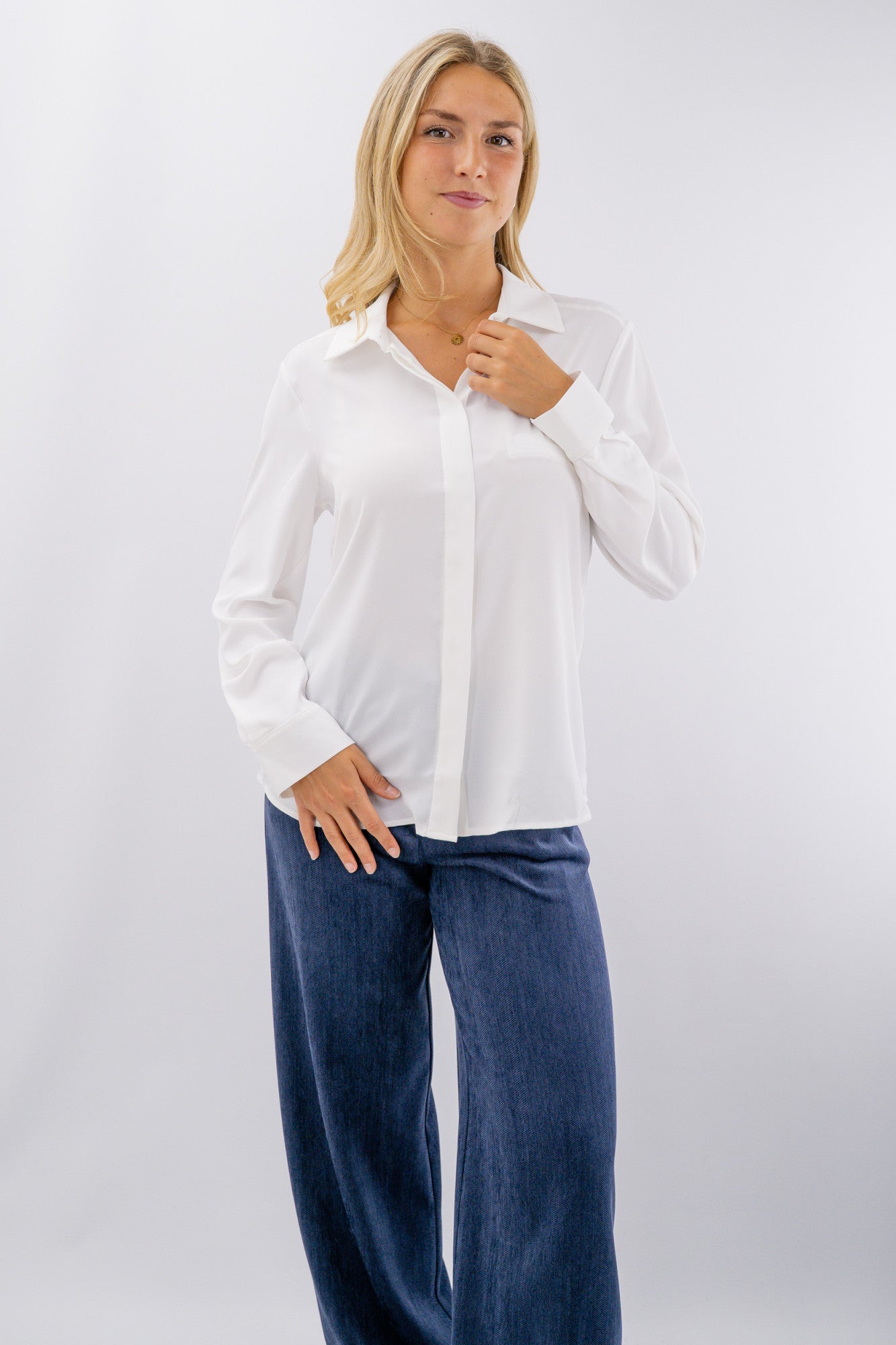 Camicia elegante con abbottonatura a scomparsa