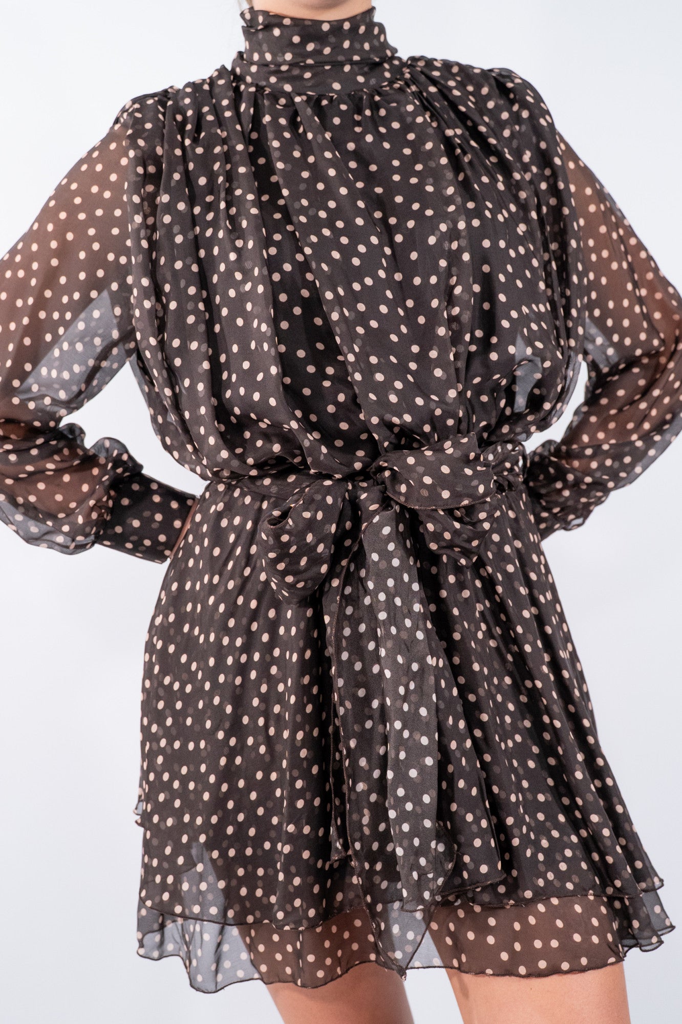 Abito corto a pois in tessuto leggero con collo alto e fusciacca