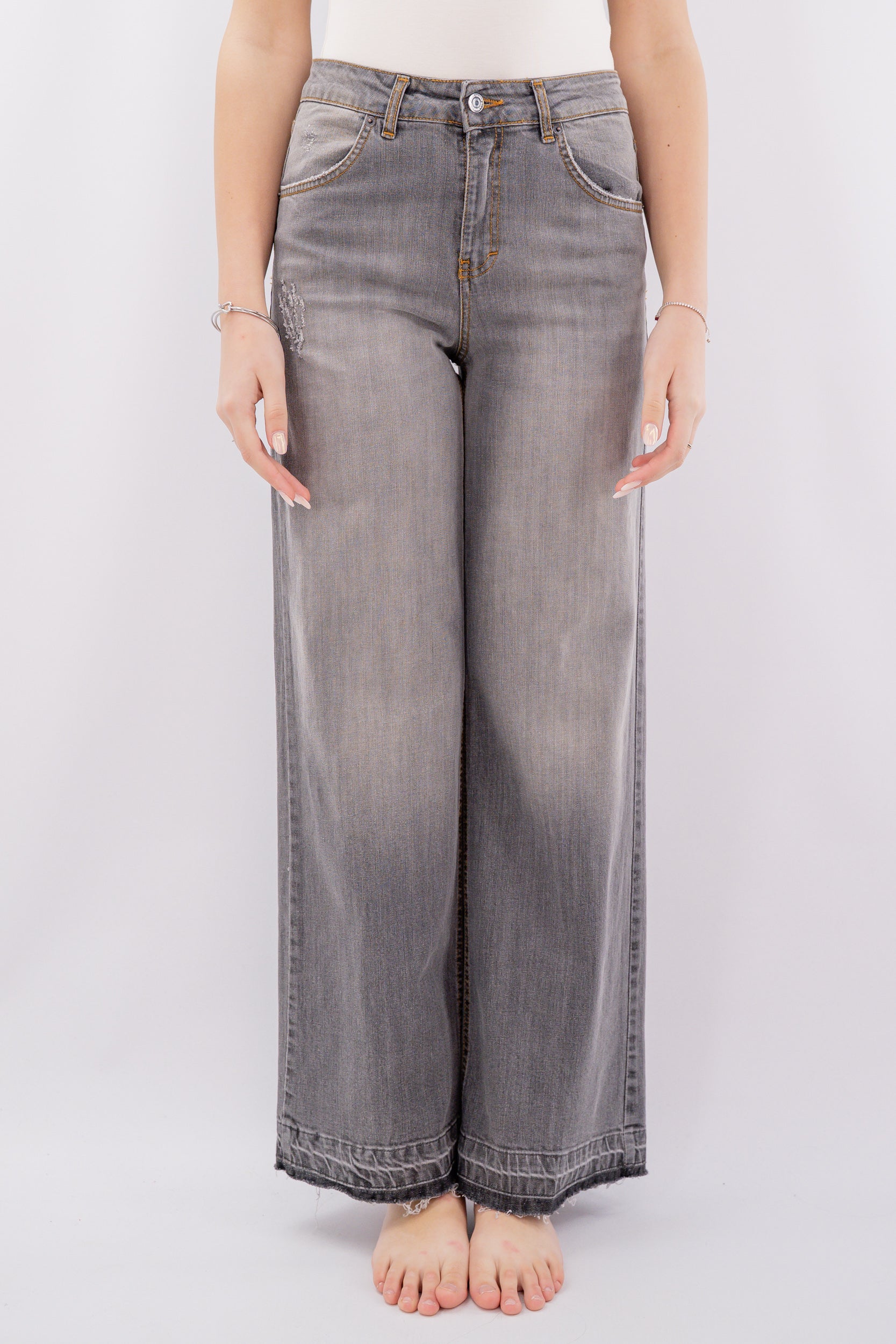 Jeans palazzo con orlo sfrangiato