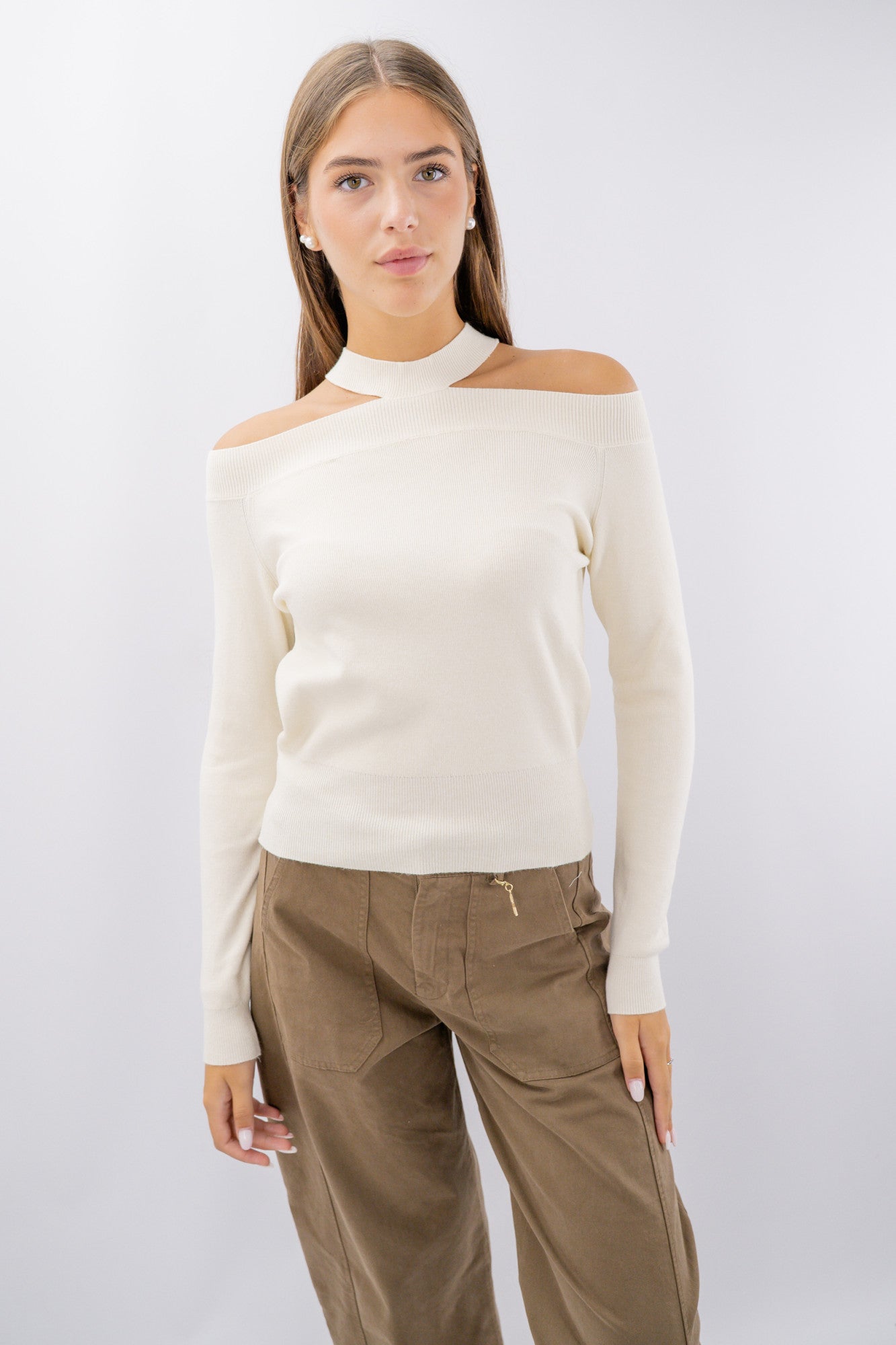 Maglia cut-out con collo a giro e spalle scoperte