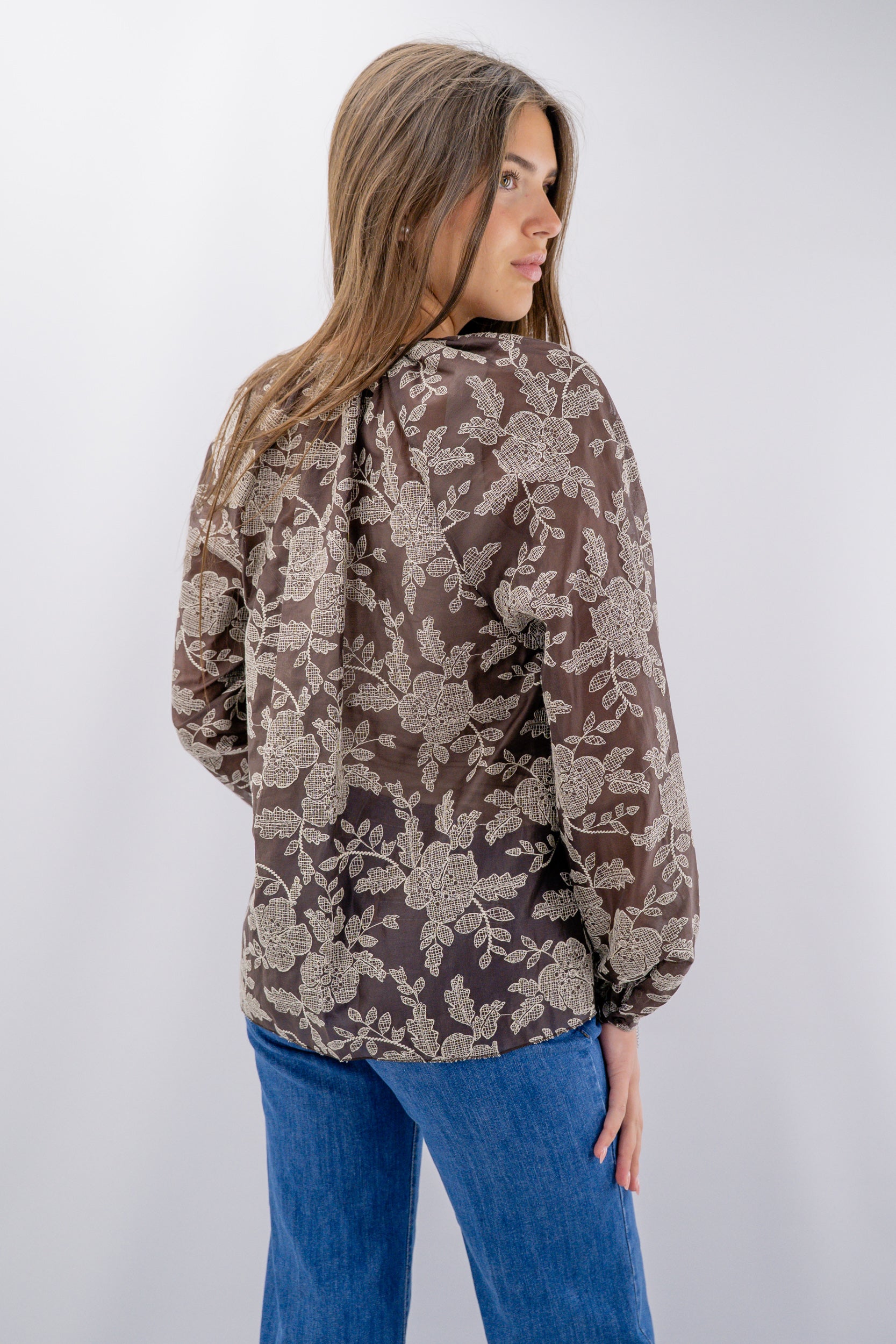 Camicia con volant e motivo floreale