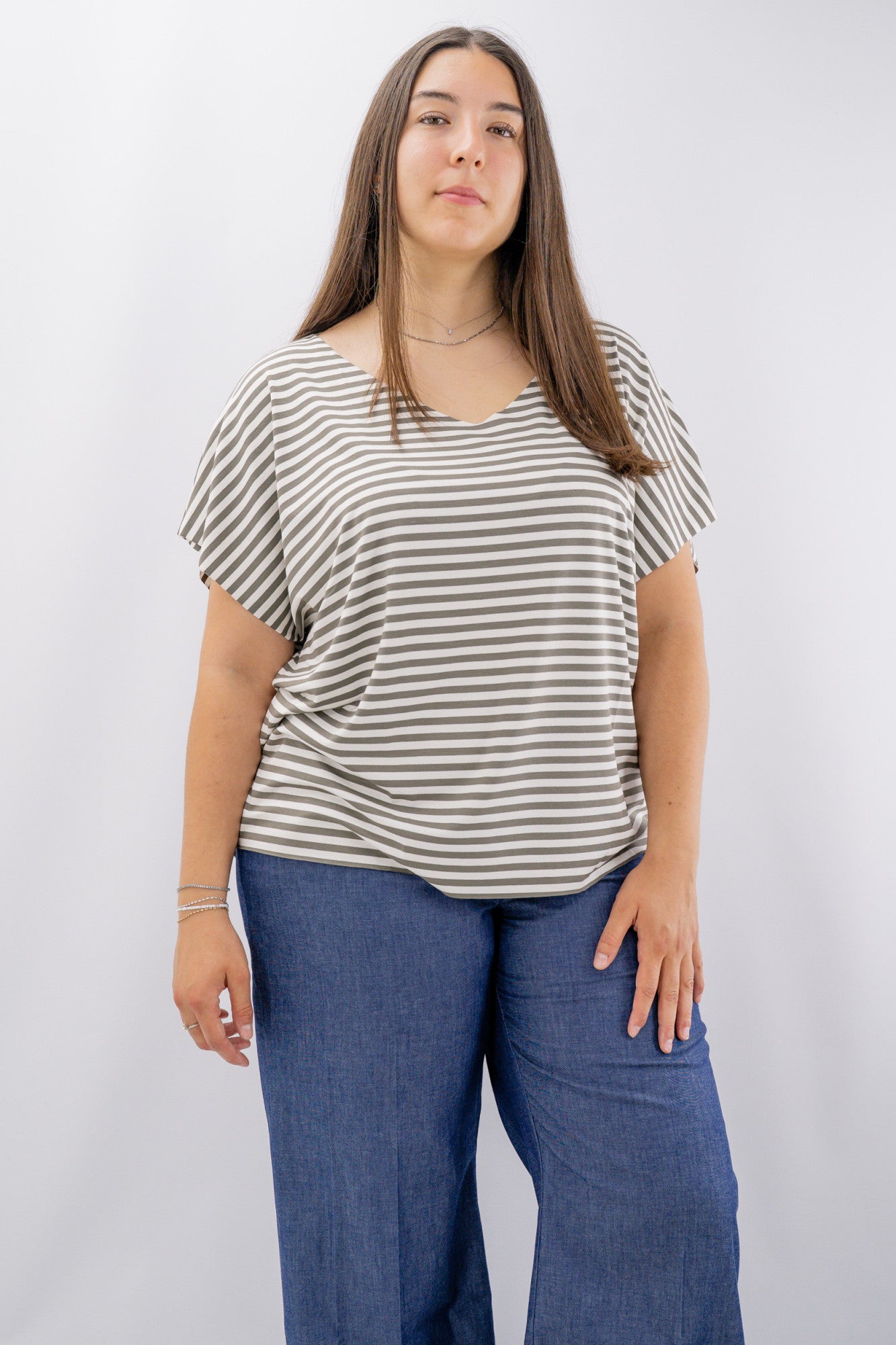 T-shirt a righe con profondo scollo a V