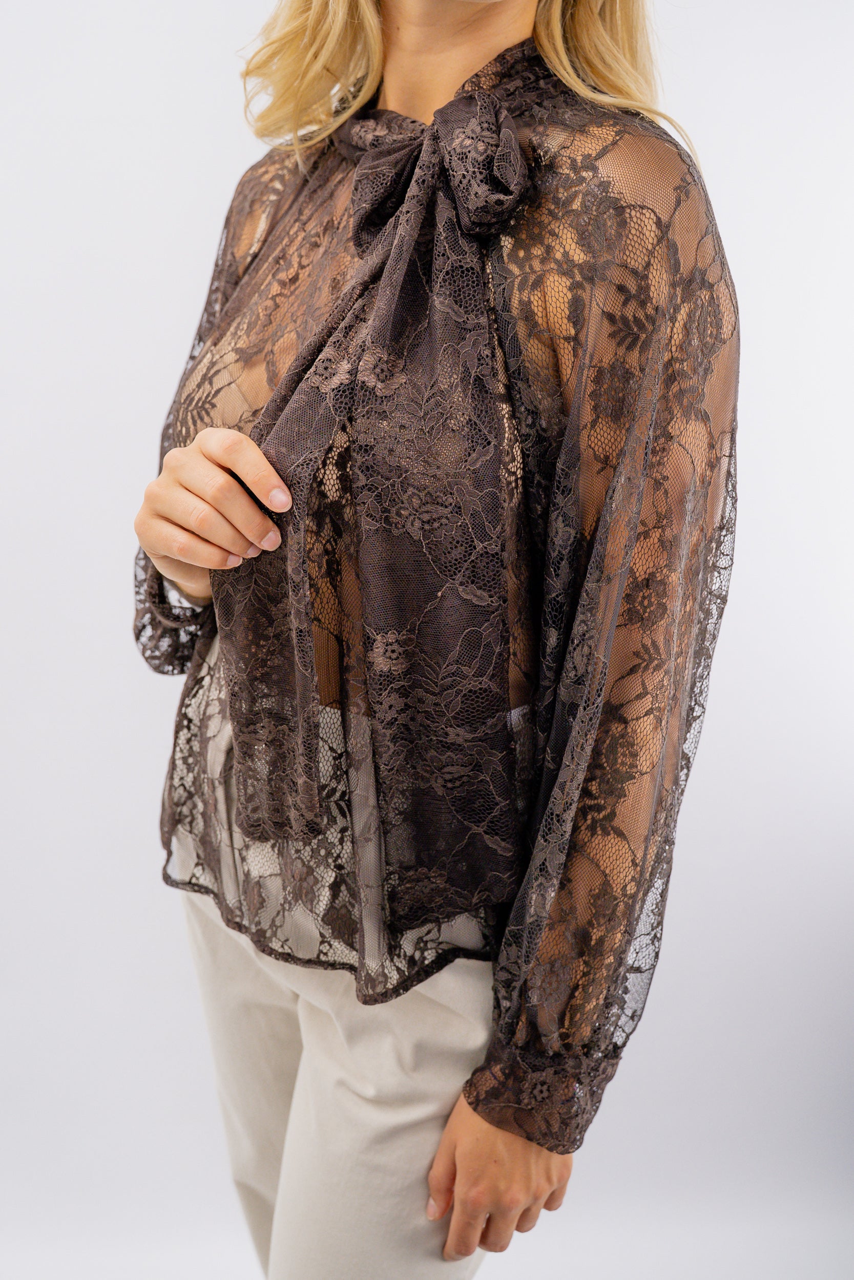 Blusa in pizzo con collo ad allaccio