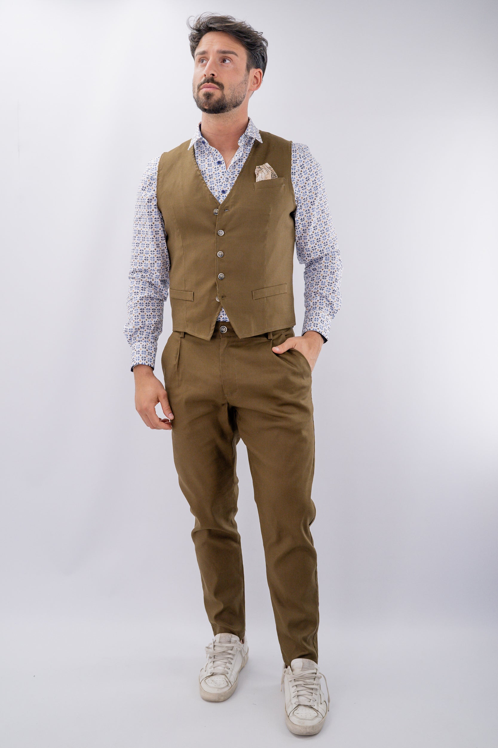 Pantalone elegante con pinces