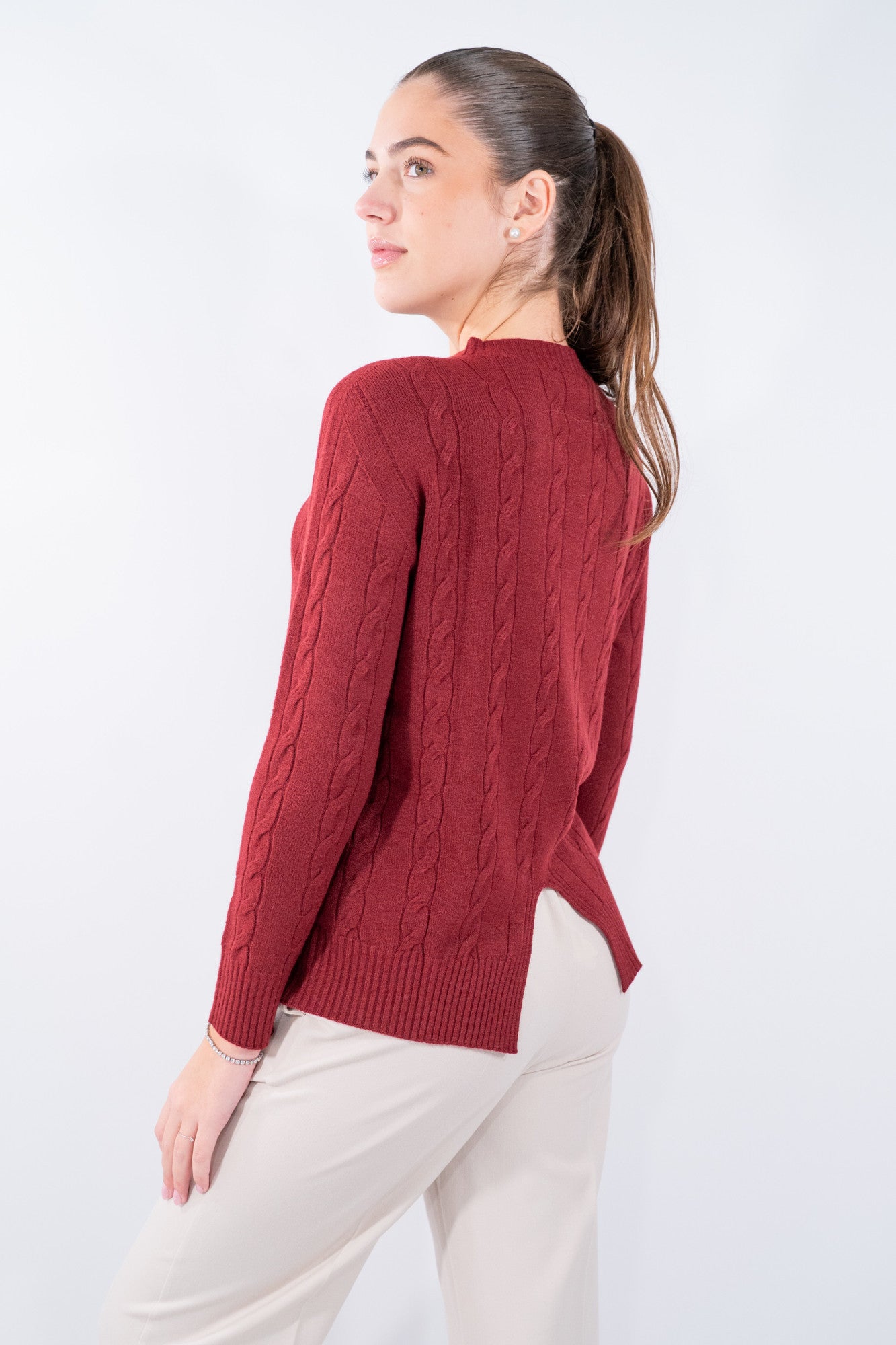 Maglioncino girocollo a trecce dal design essenziale