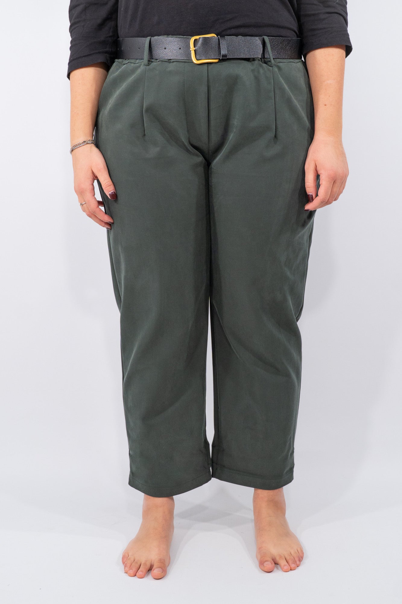 Pantalone con tasche a filo e pince frontali