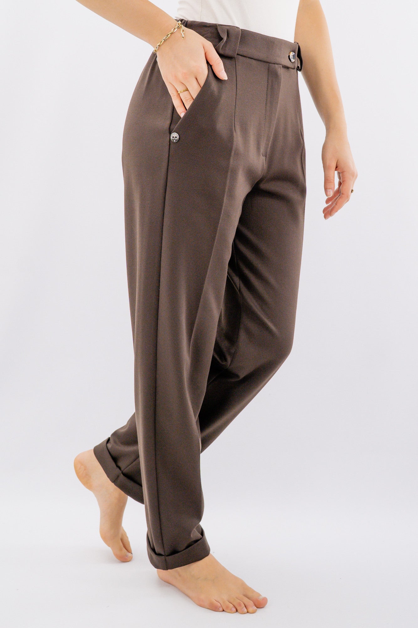 Pantalone con risvolto sul fondo