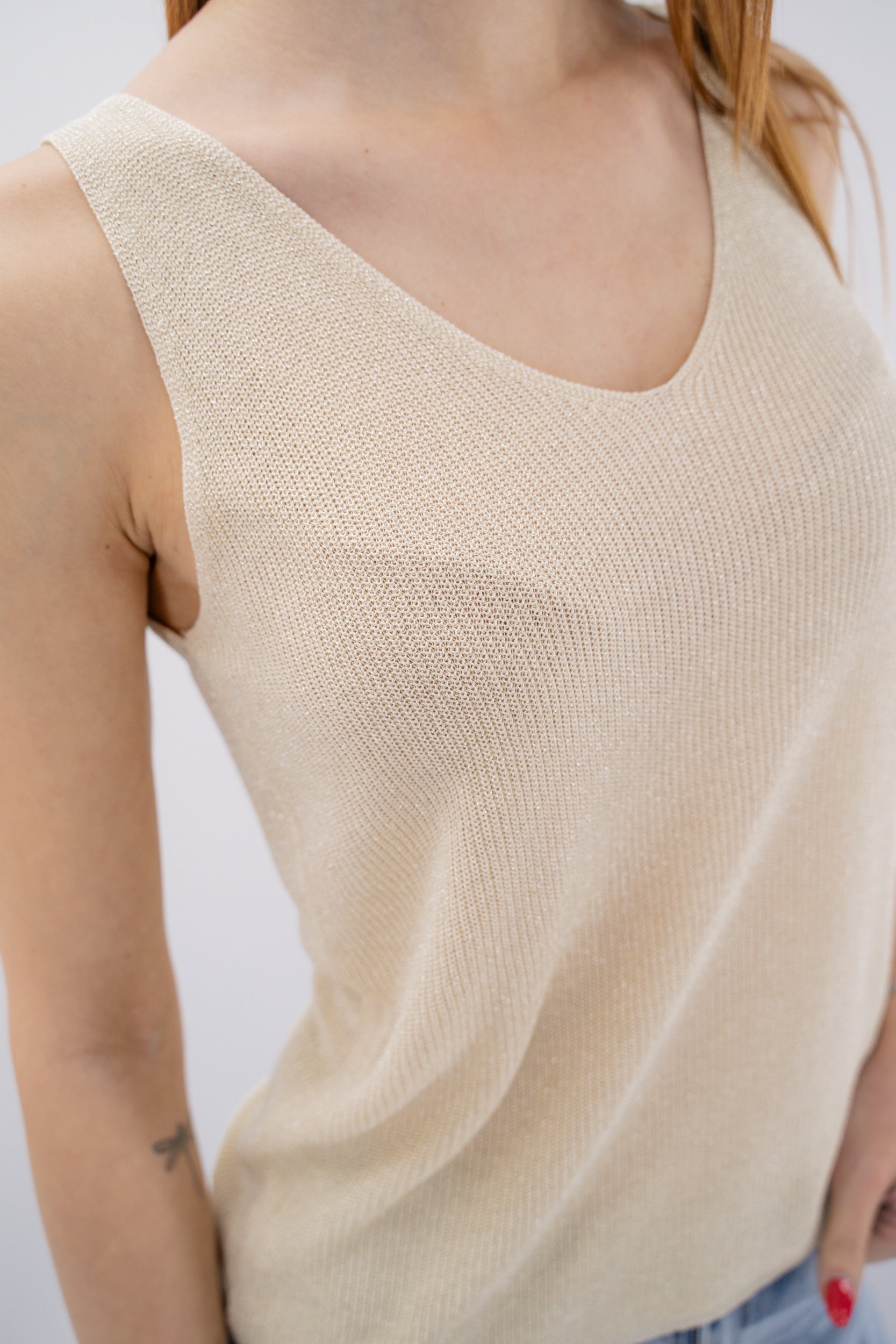 Canotta lurex a costine con scollatura a V