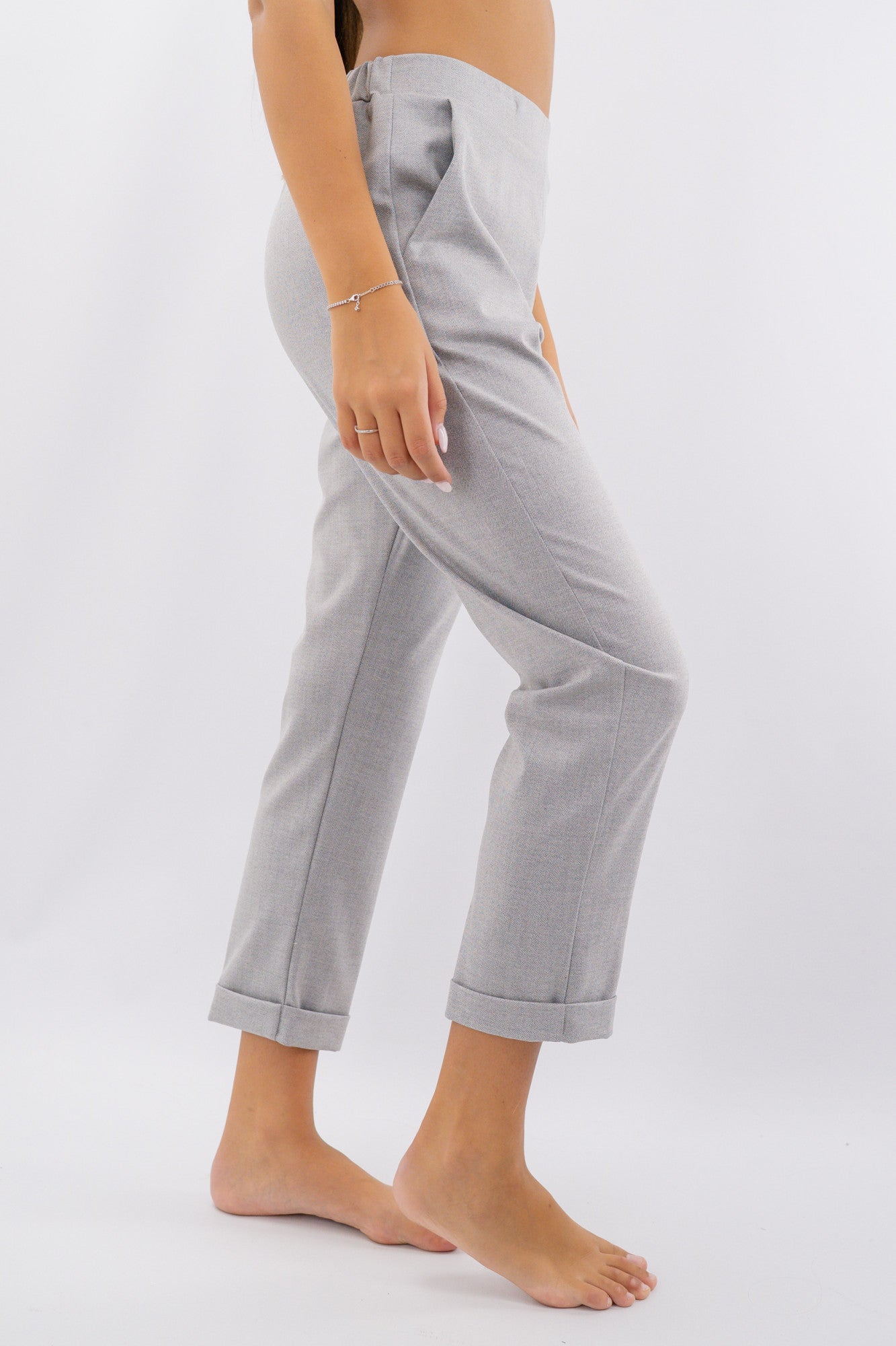 Pantalone in spina di pesce con risvoltino sul fondo