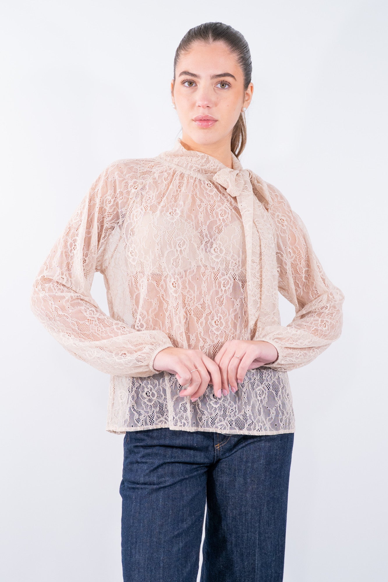 Blusa in pizzo con fiocco al collo