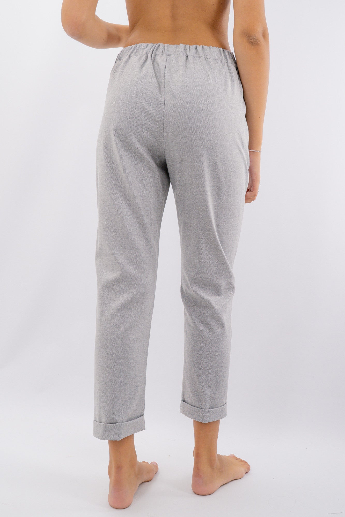 Pantalone in spina di pesce con risvoltino sul fondo