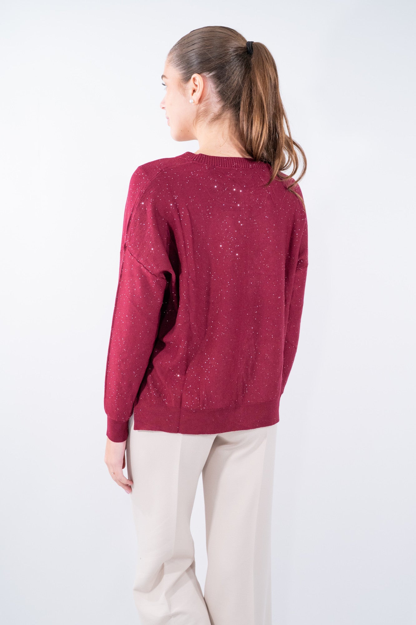 Maglia scatoletta luminosa con micro pailettes e spacchi laterali