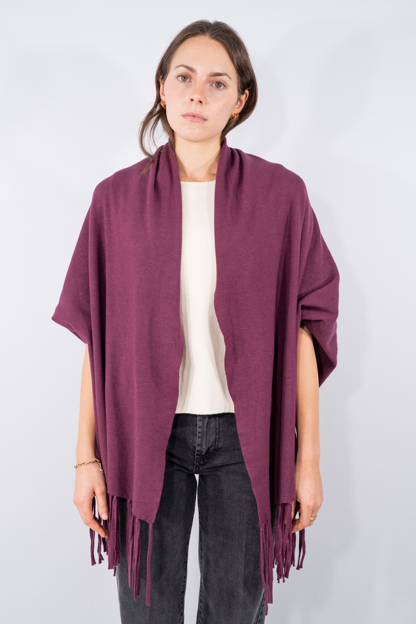 Cardigan aperto con frange e linea morbida