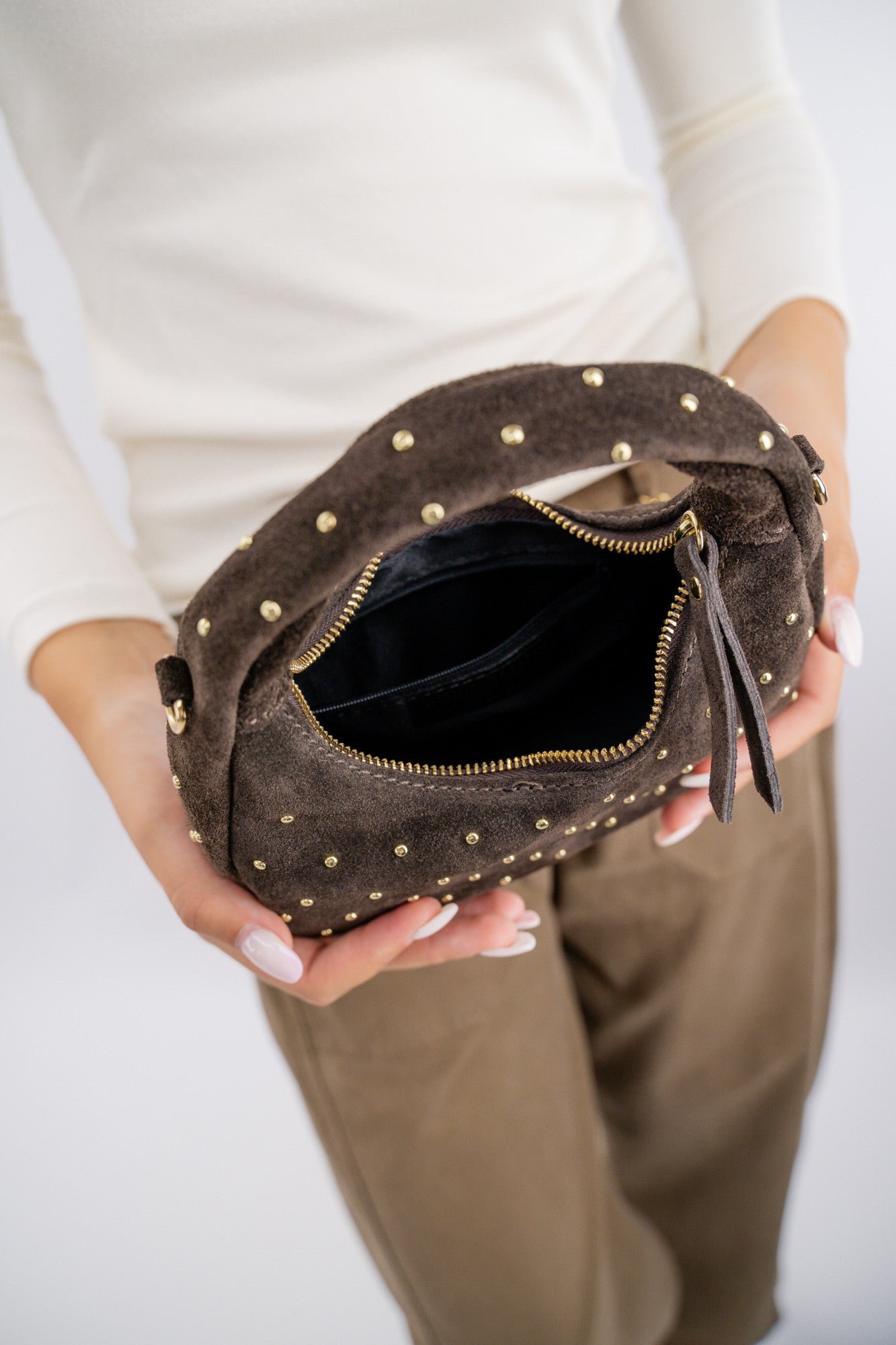 Borsa mezzaluna borchiata con manico morbido