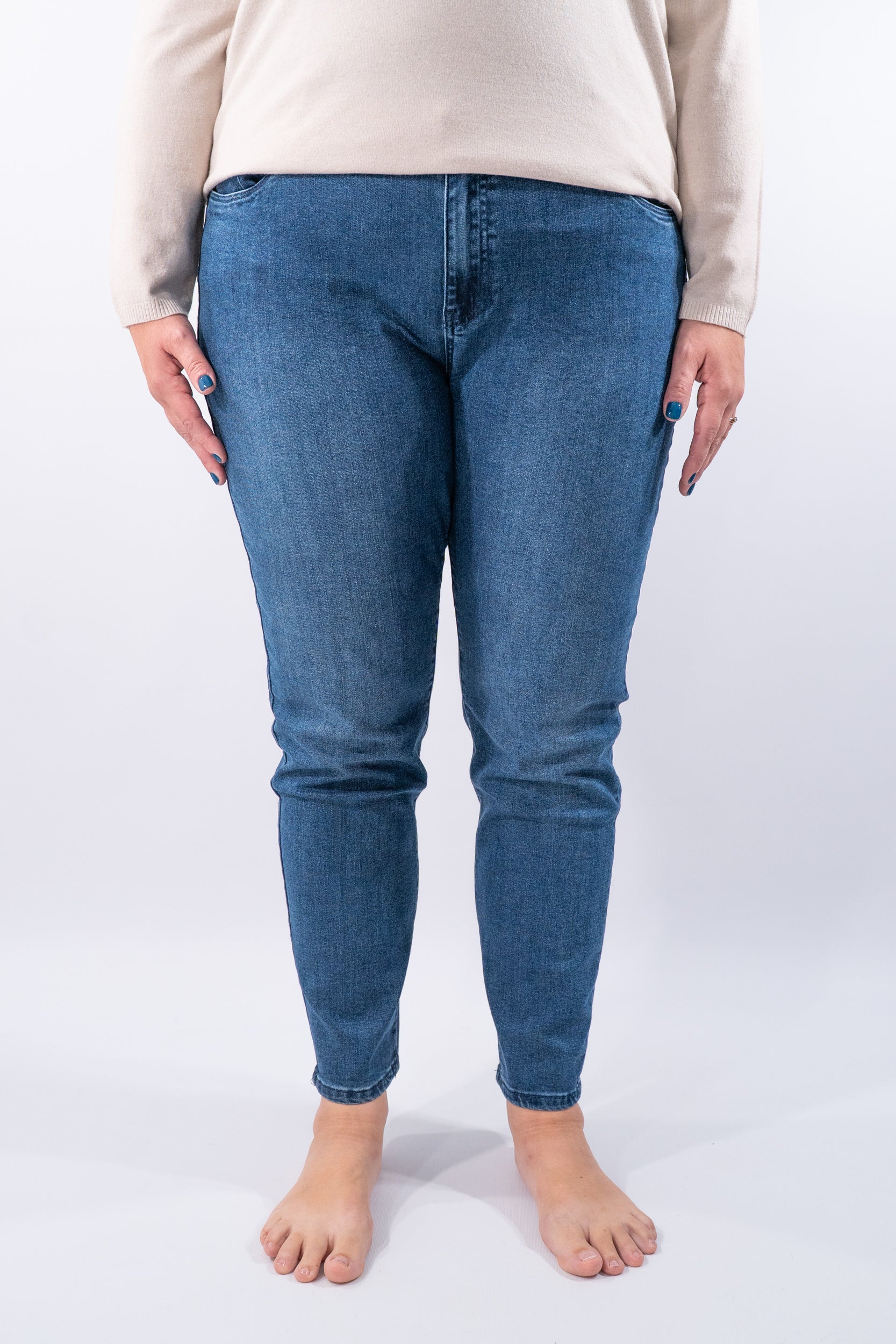 Jeans capri a vita media con fit calibrato