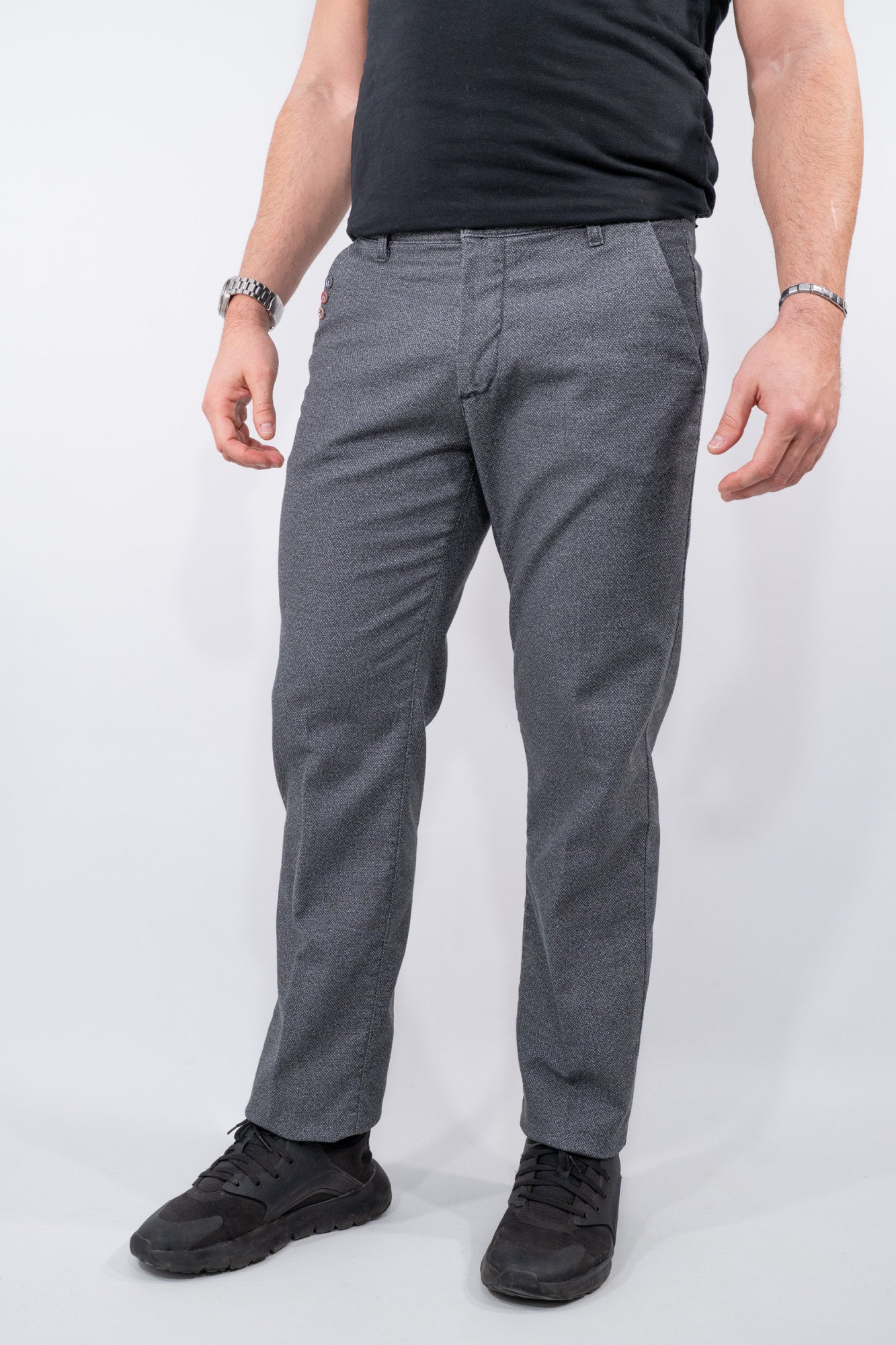 Pantalone slim fit con bottoni colorati