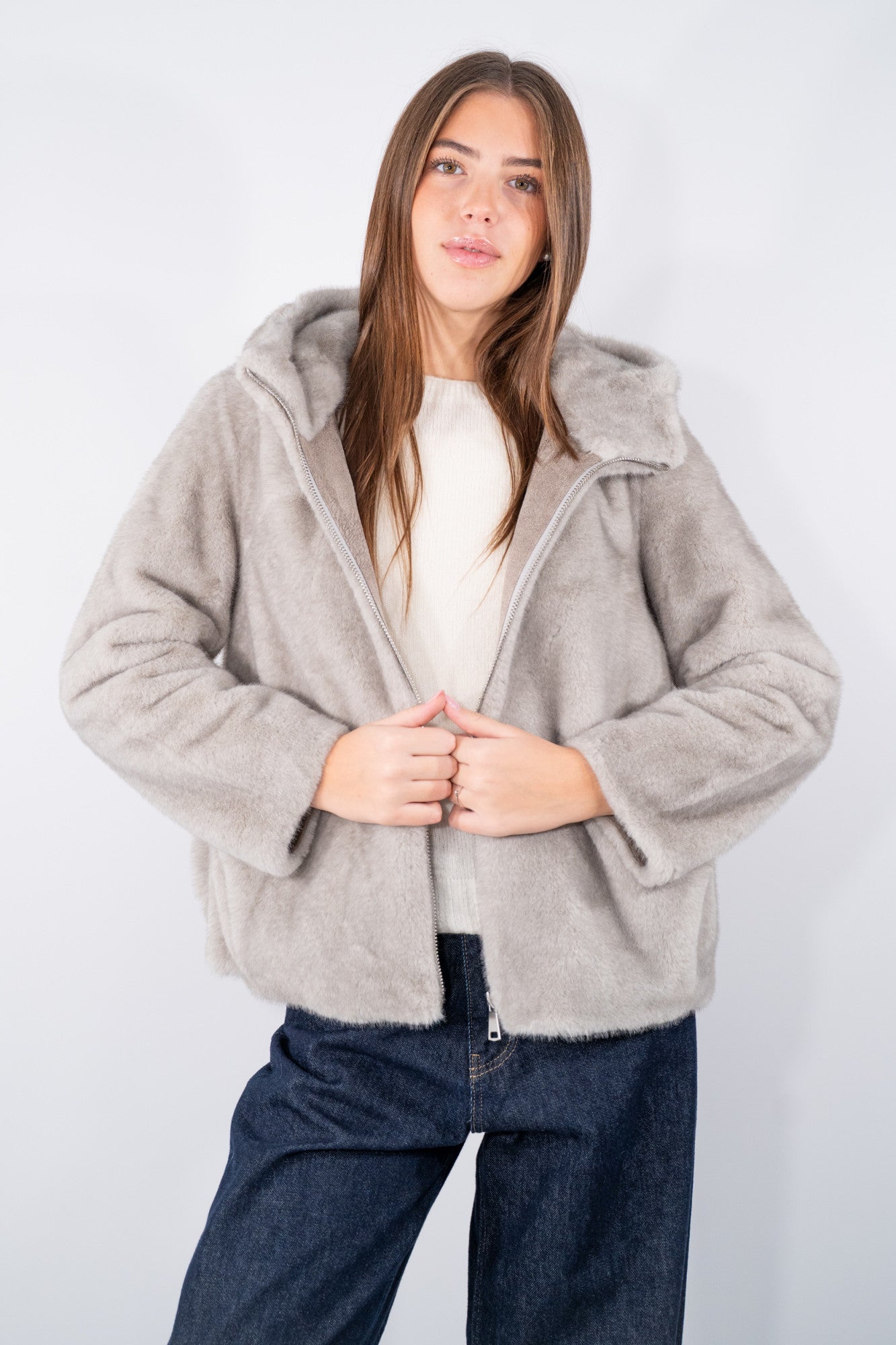 Eco-pelliccia glamour  con cappuccio e arricciatura sul fondo