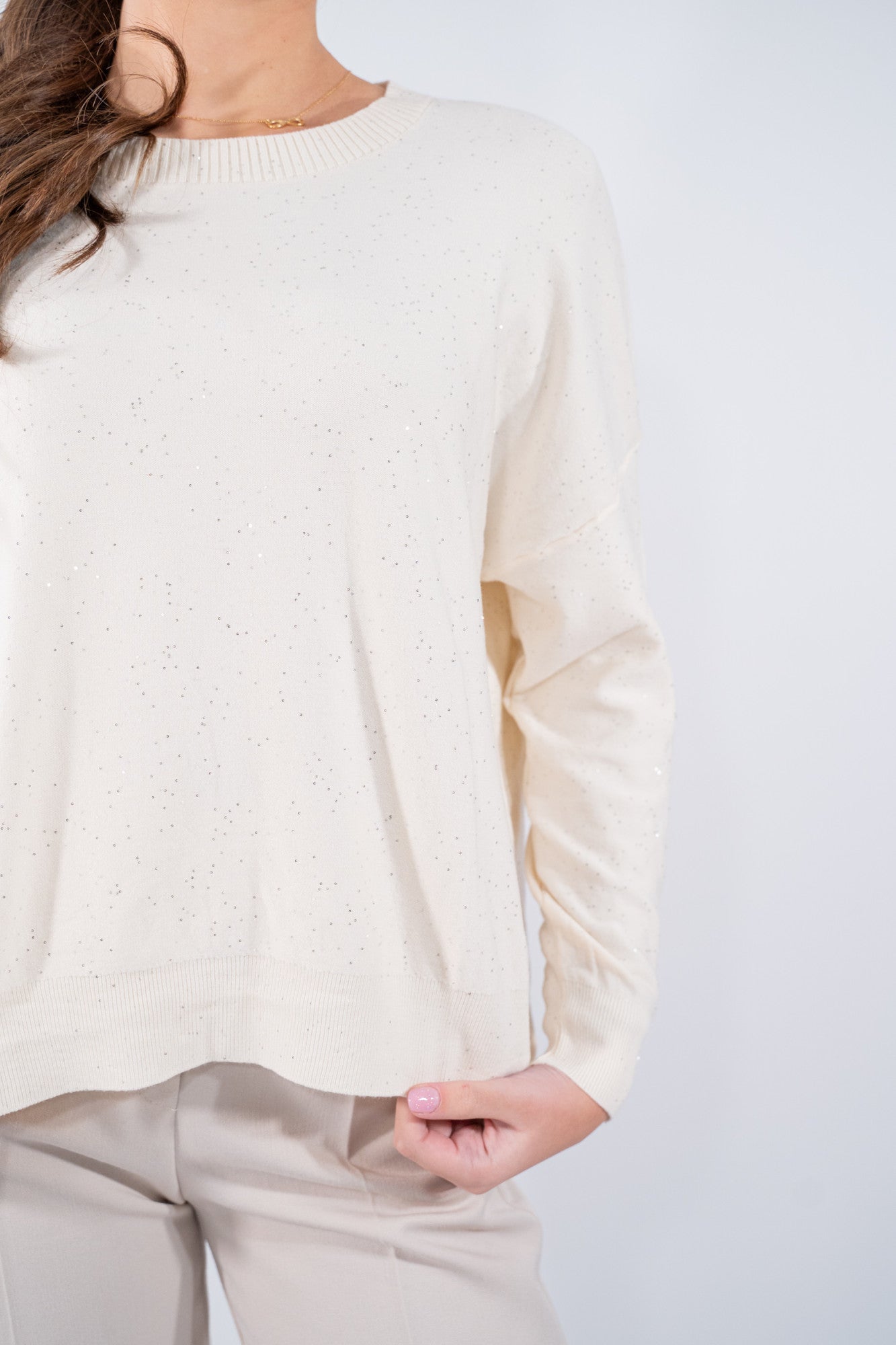 Maglia scatoletta luminosa con micro pailettes e spacchi laterali