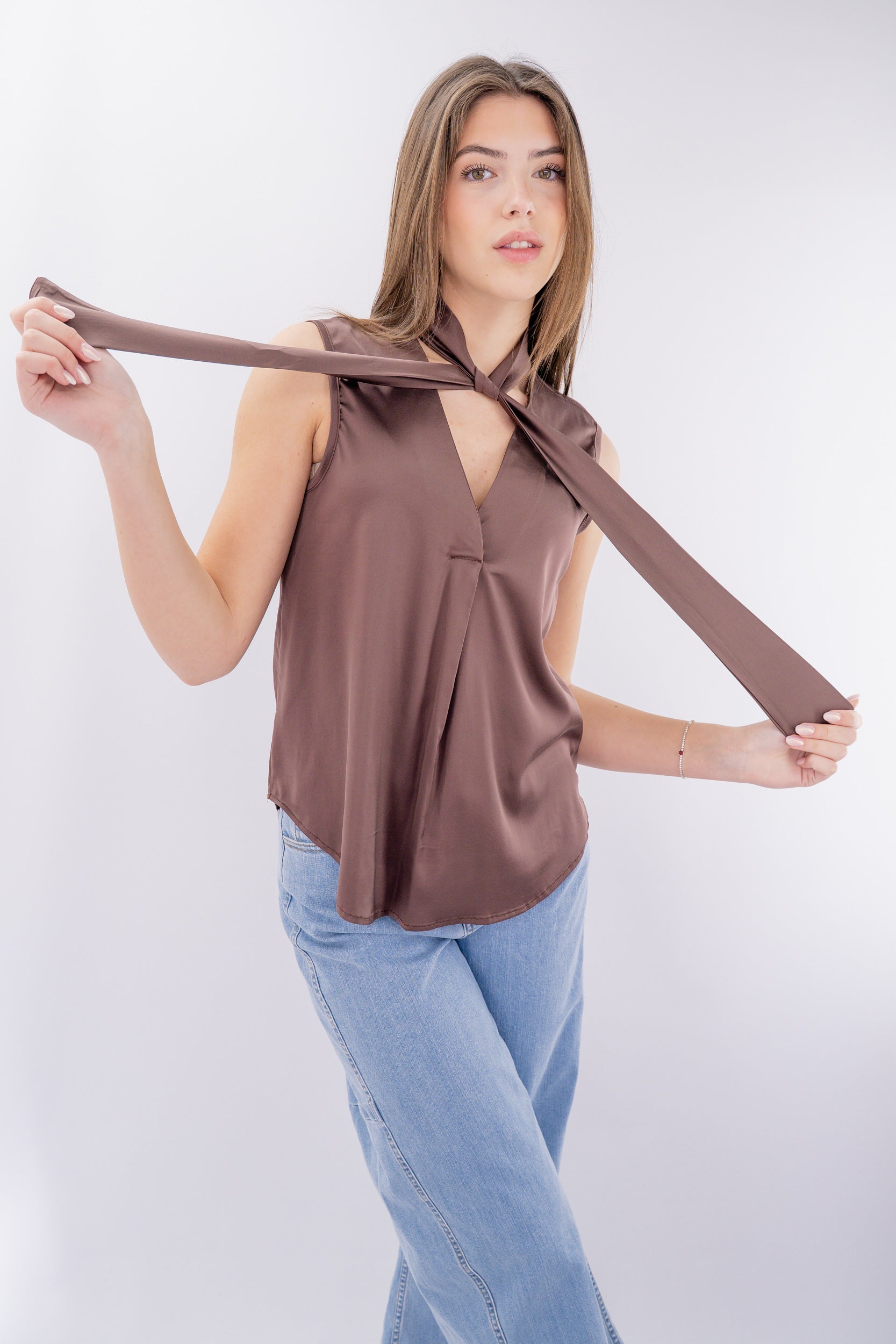 Blusa smanicata con fiocco