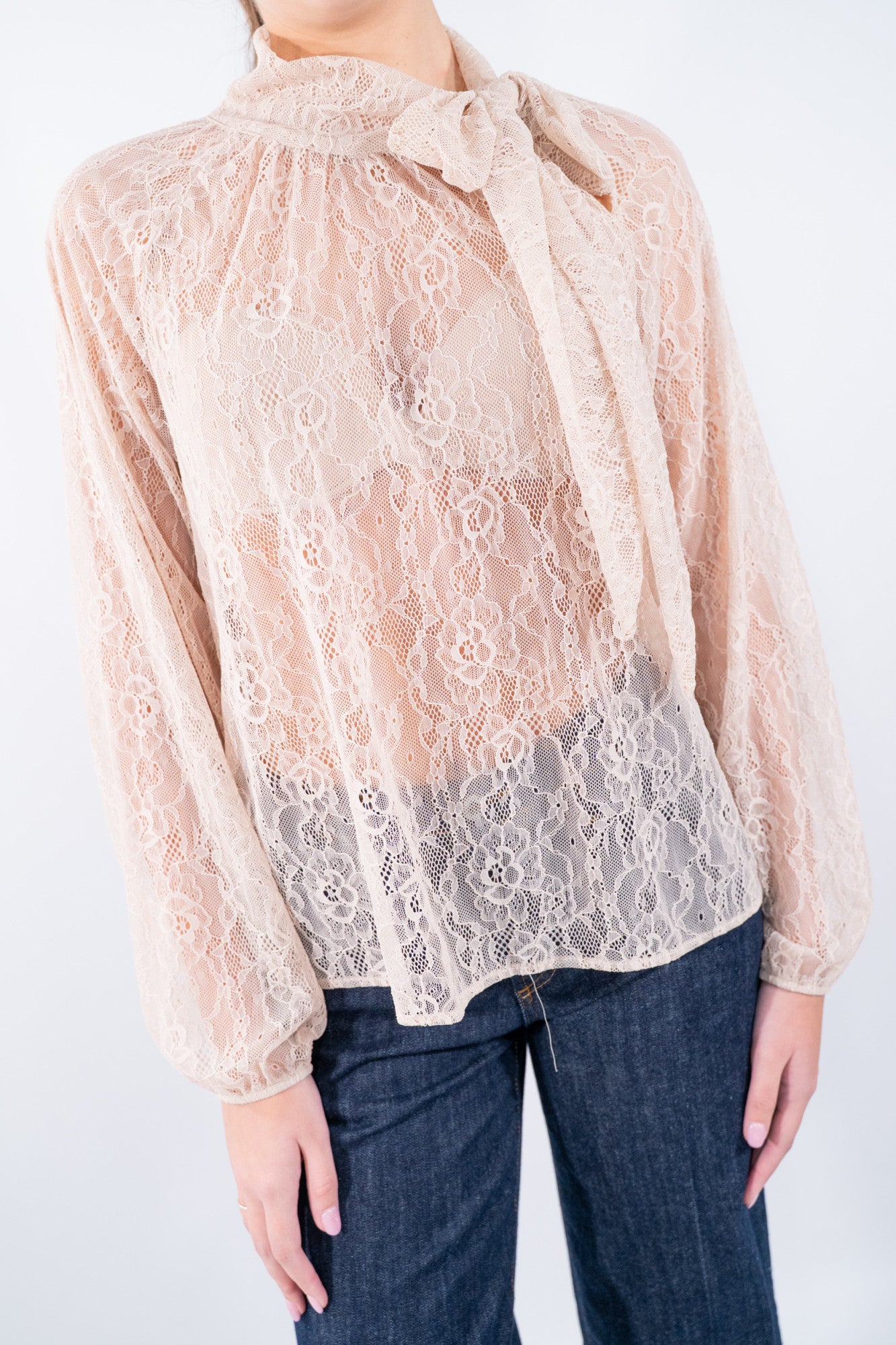 Blusa in pizzo con fiocco al collo