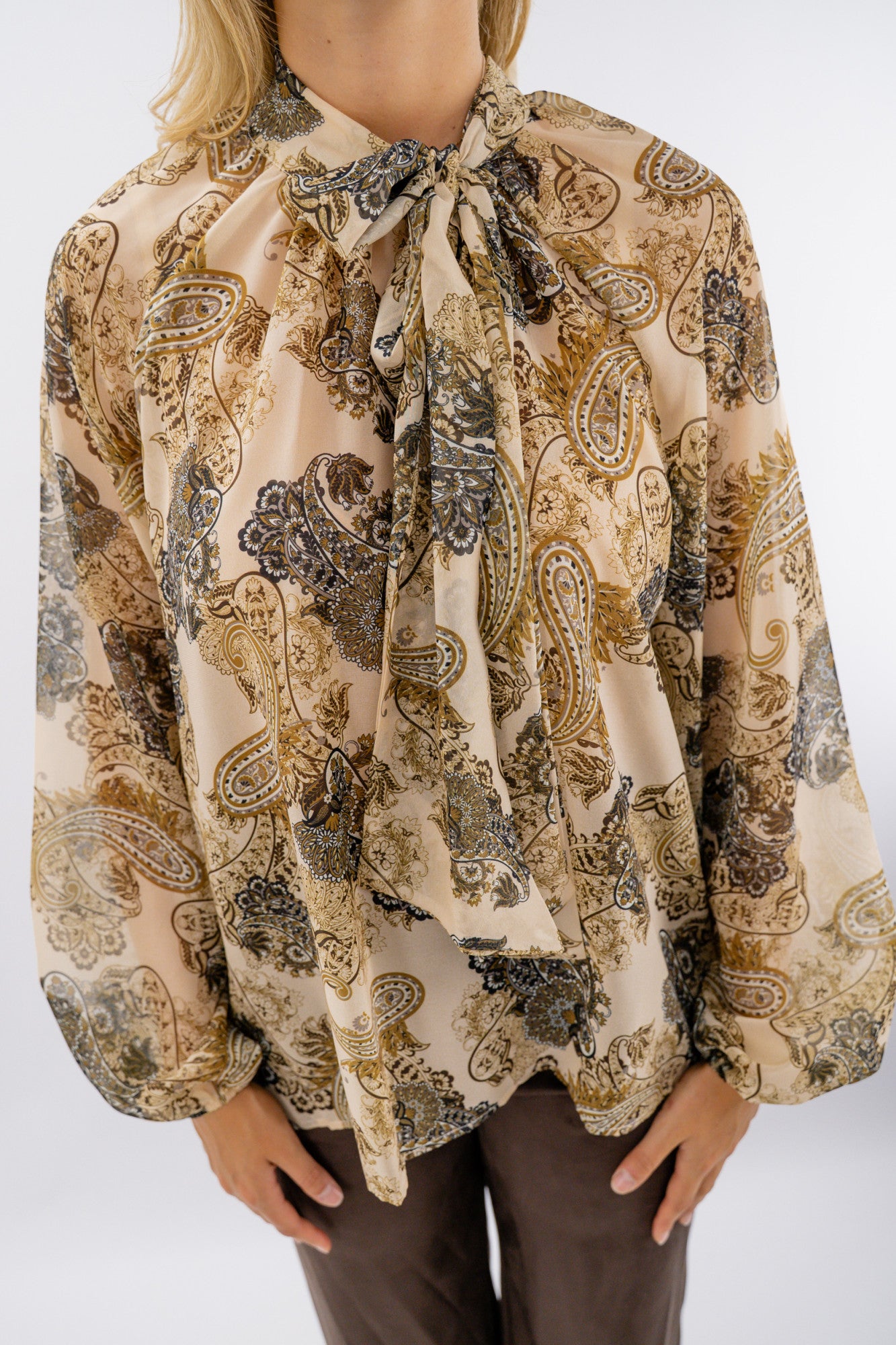 Blusa con fiocco in fantasia paisley