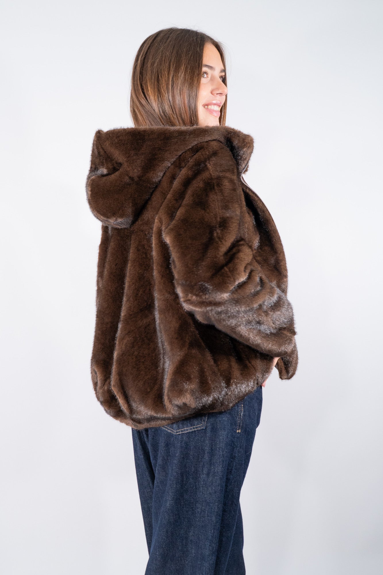 Eco-pelliccia glamour  con cappuccio e arricciatura sul fondo