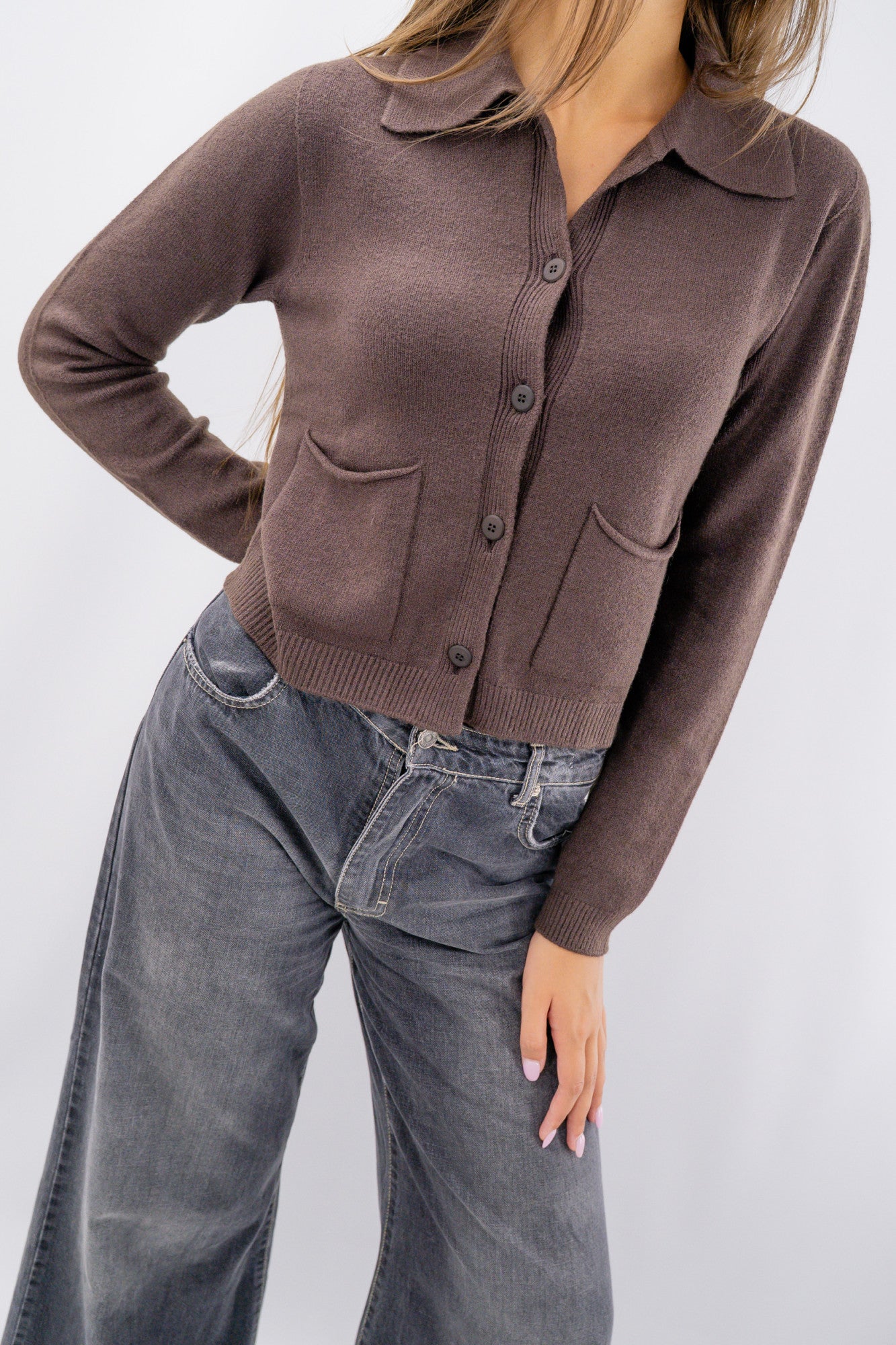 Cardigan cropped con colletto sportivo e tasche