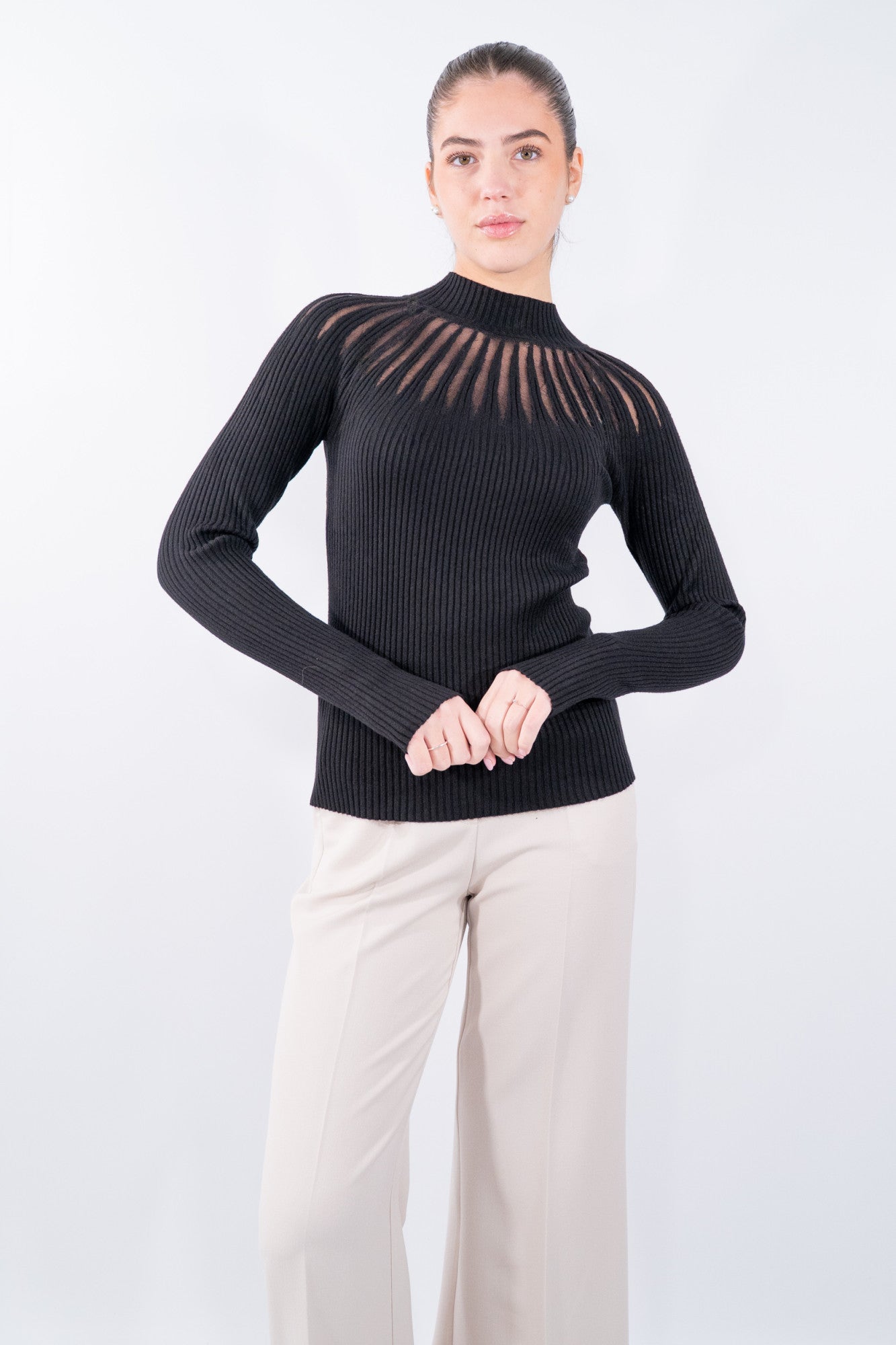 Maglia lupetto a costine con giochi di trasparenze